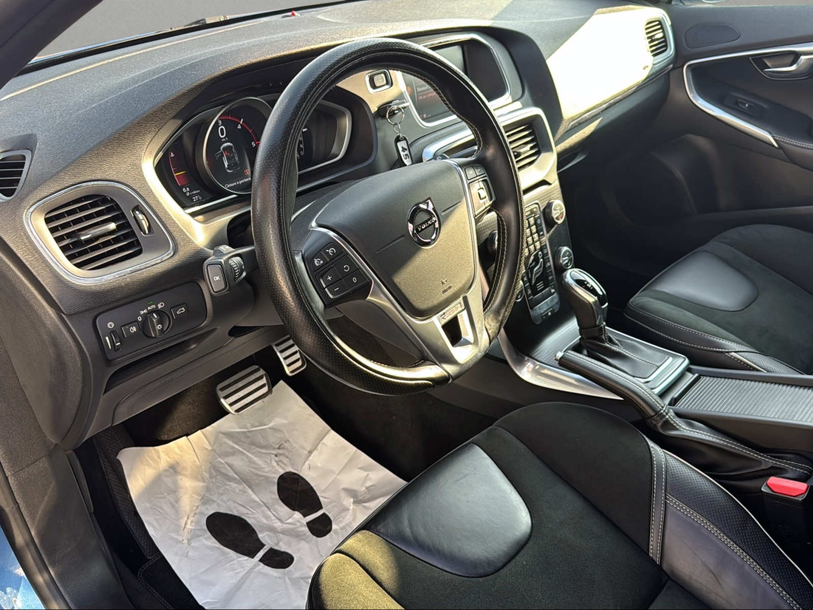 VOLVO V40 D2 Momentum R-Design Geartronic-image-4
