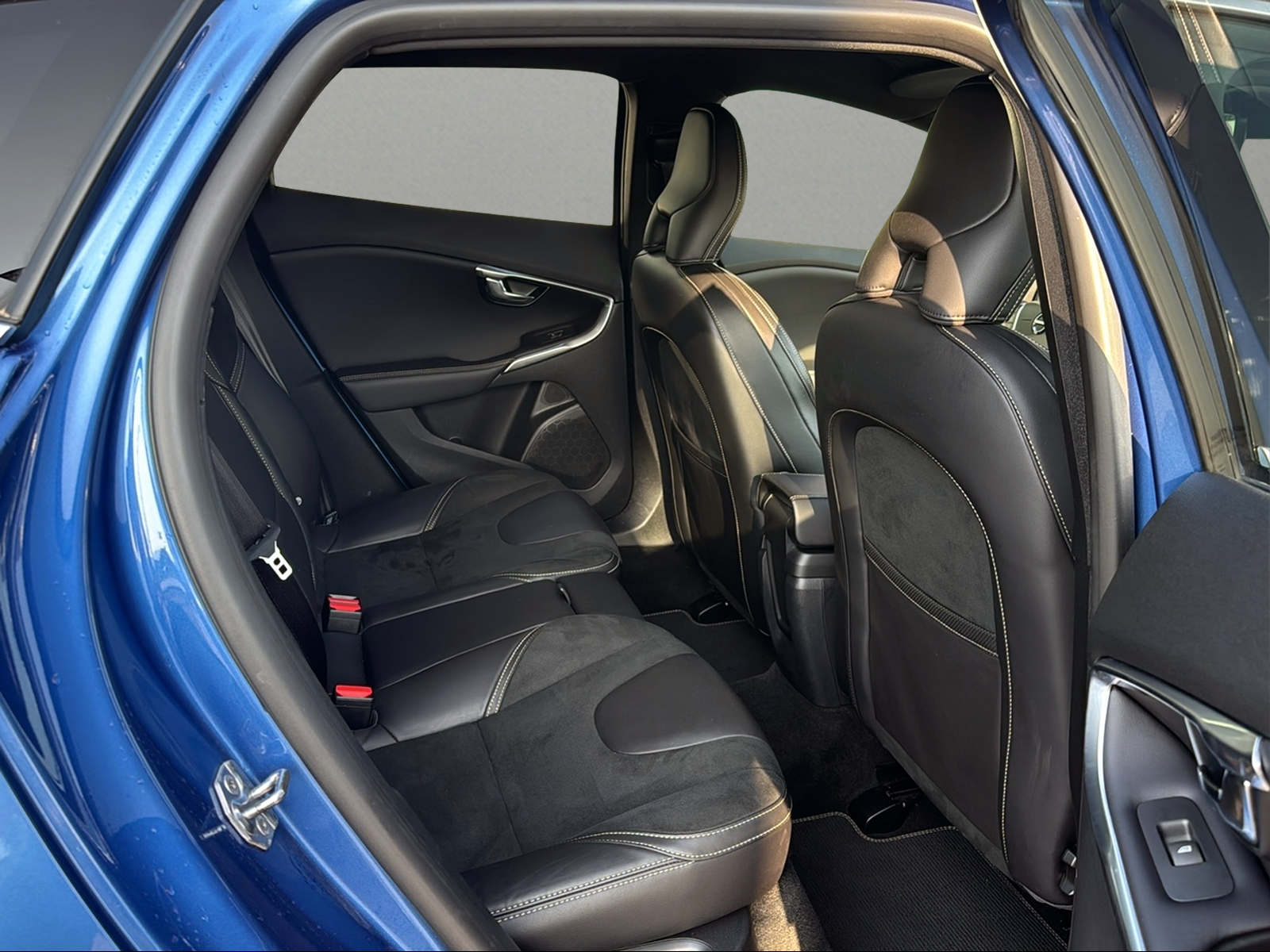 VOLVO V40 D2 Momentum R-Design Geartronic-image-13