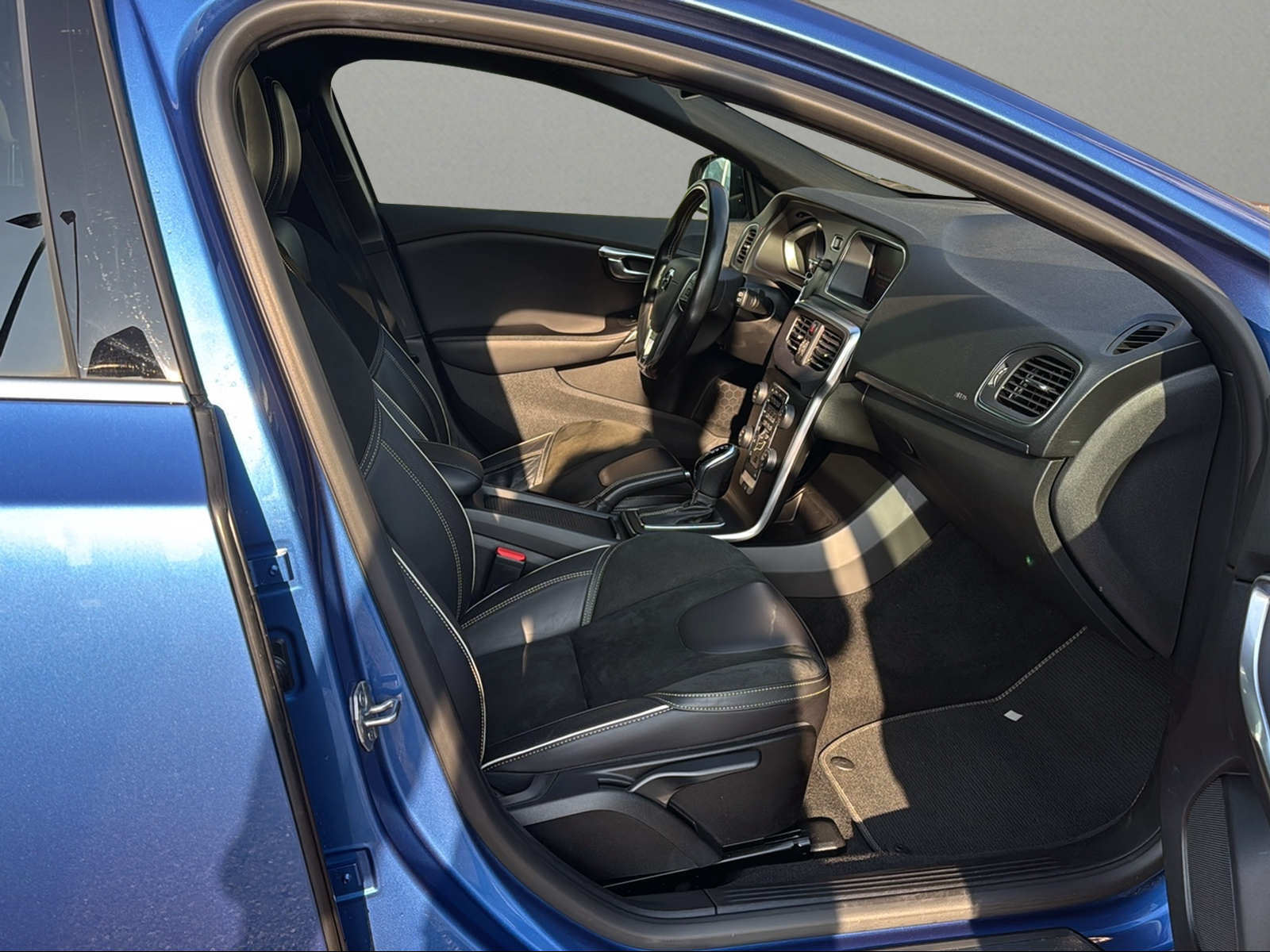 VOLVO V40 D2 Momentum R-Design Geartronic-image-14