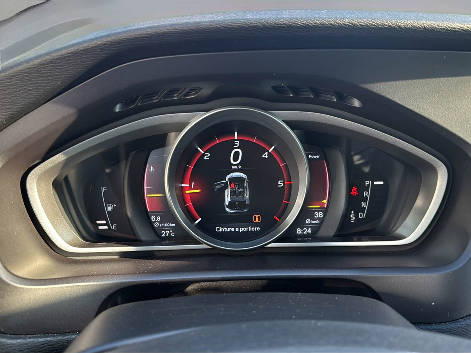 VOLVO V40 D2 Momentum R-Design Geartronic-image-5