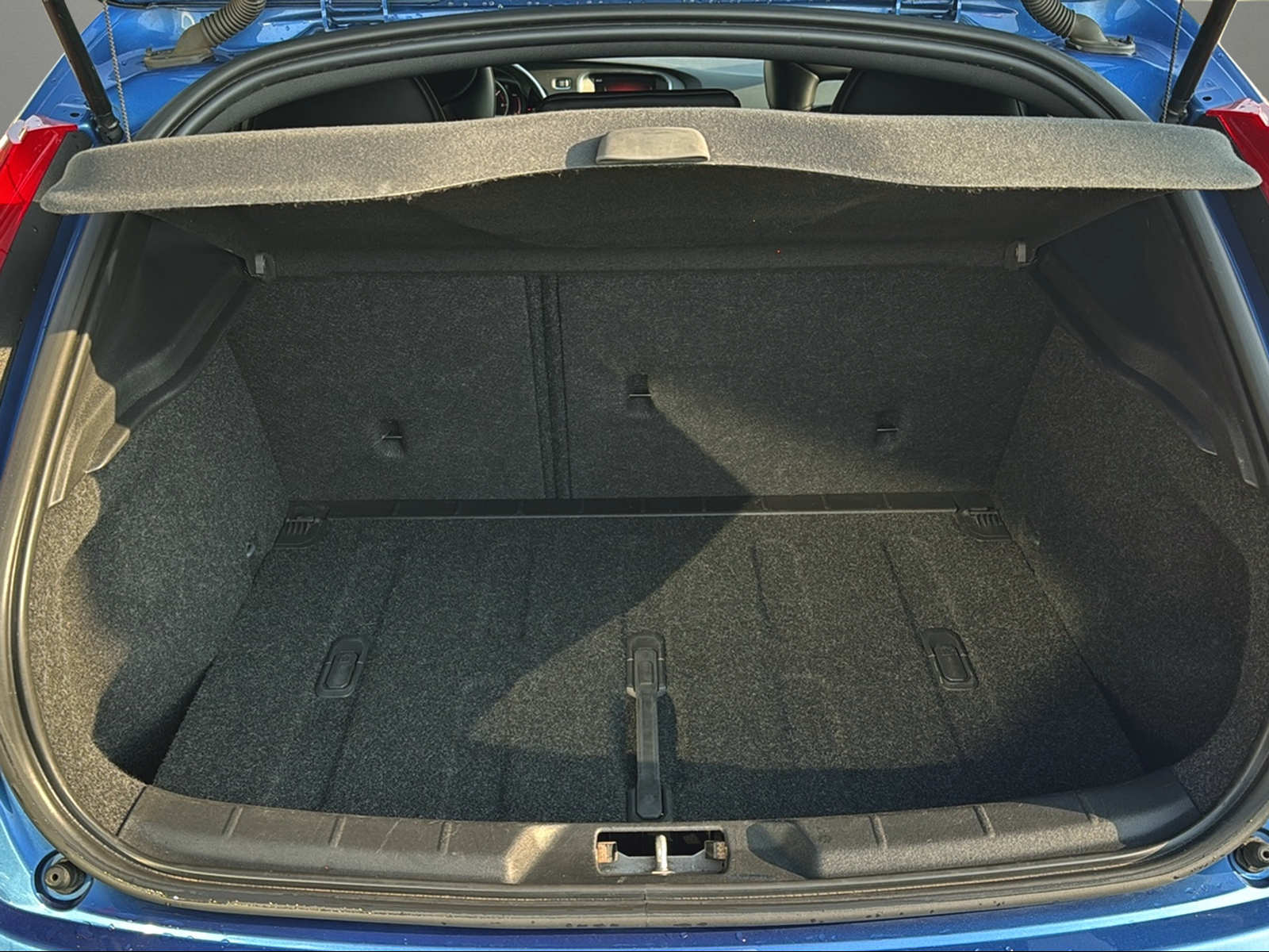 VOLVO V40 D2 Momentum R-Design Geartronic-image-10