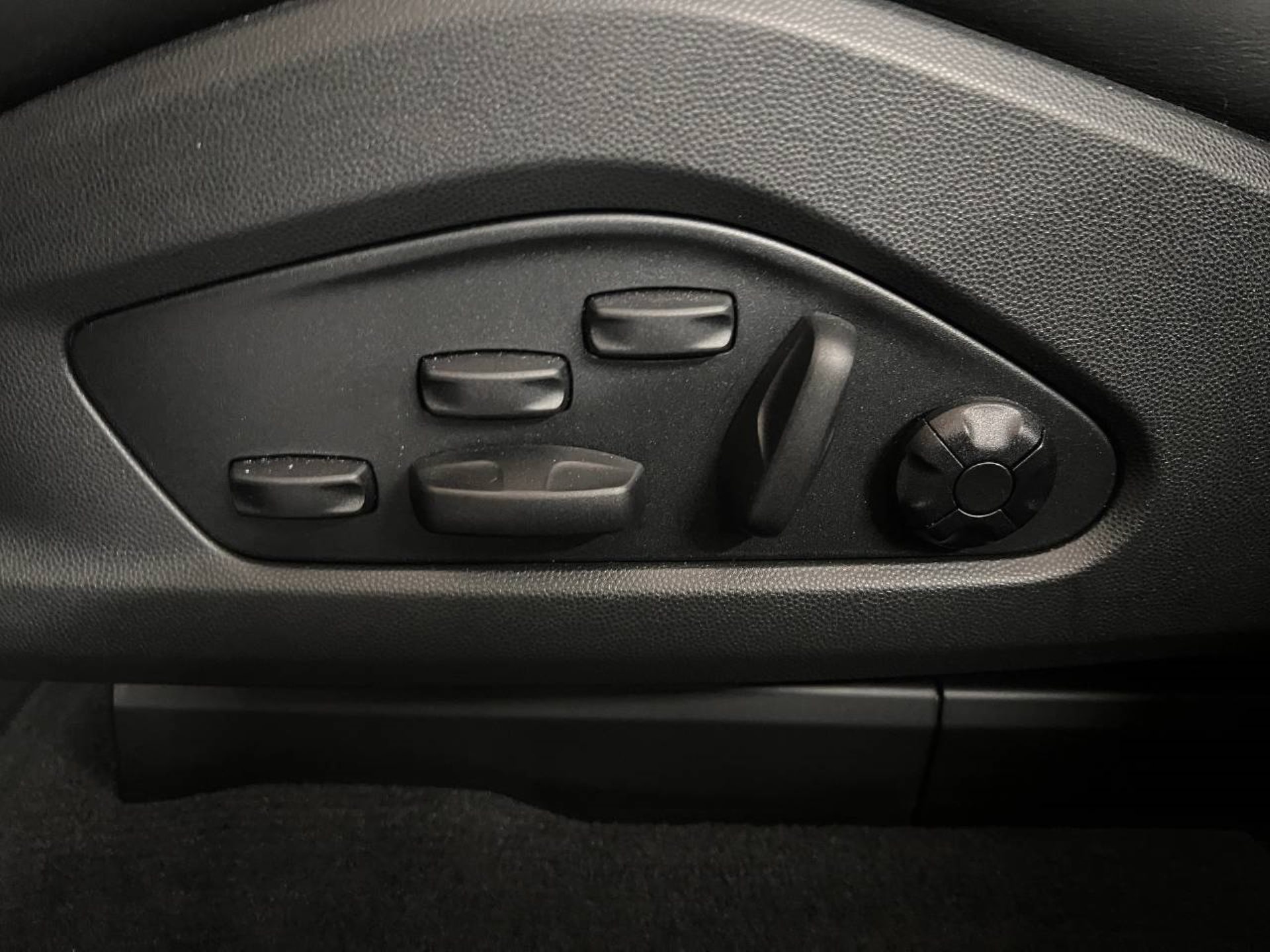 PORSCHE Macan Turbo-image-22
