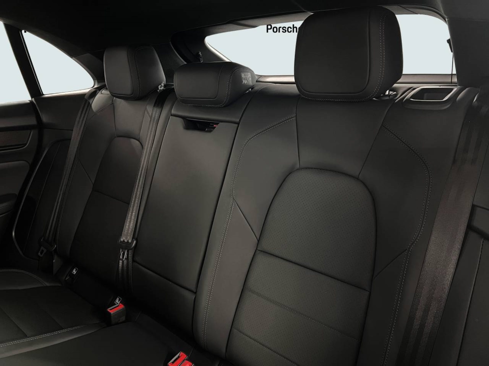 PORSCHE Macan Turbo-image-23