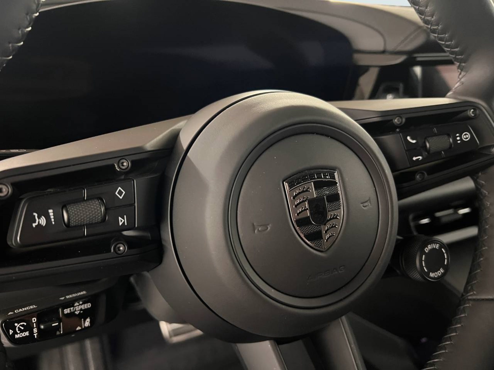 PORSCHE Macan Turbo-image-16