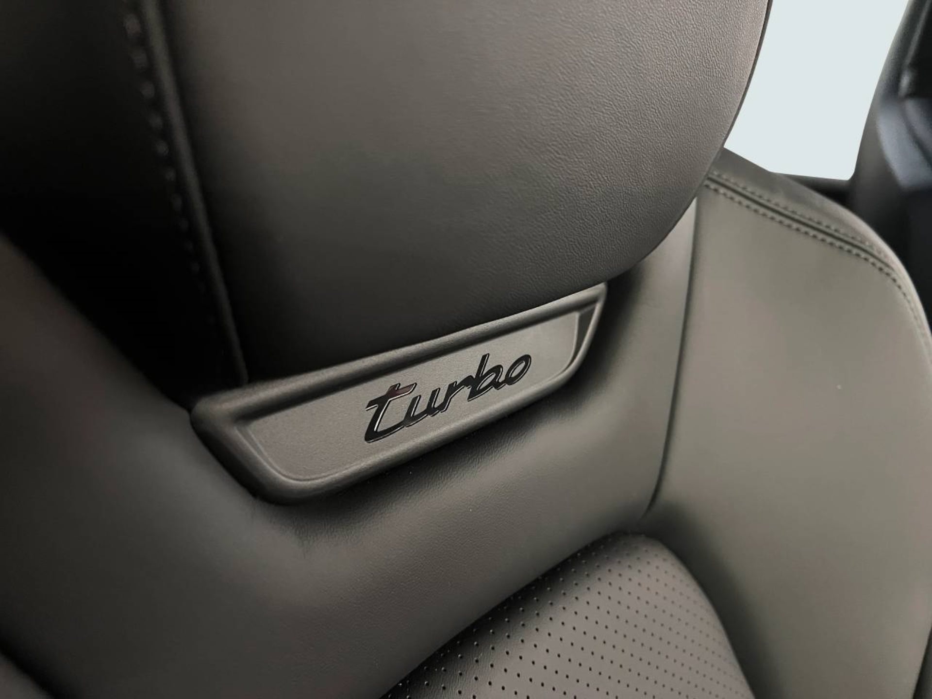 PORSCHE Macan Turbo-image-21
