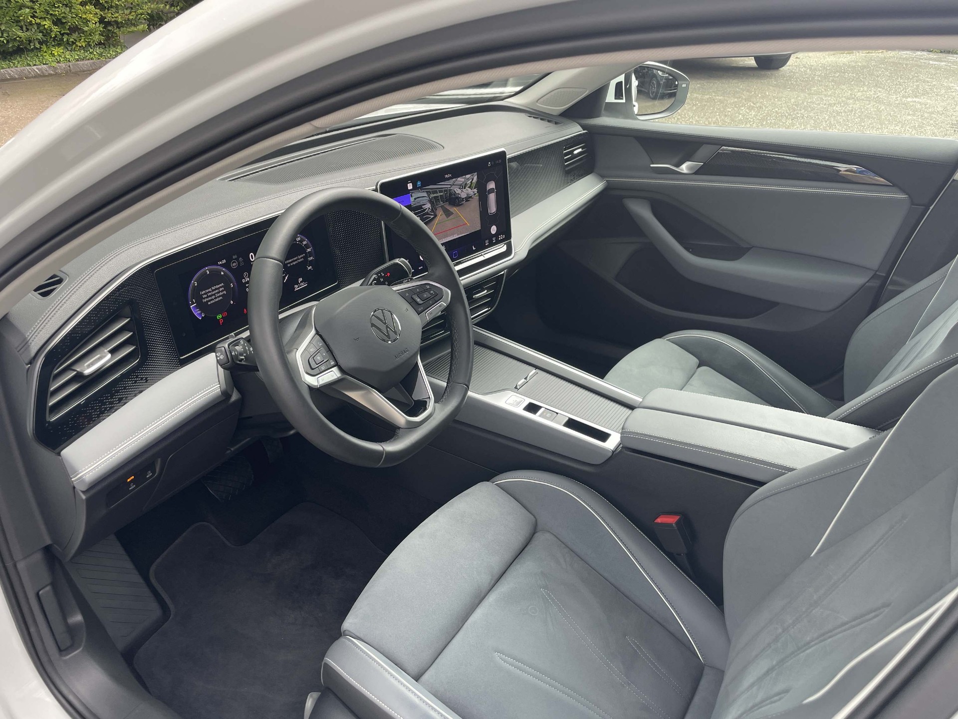 VW Passat Variant 2.0 TDI Business DSG-image-6
