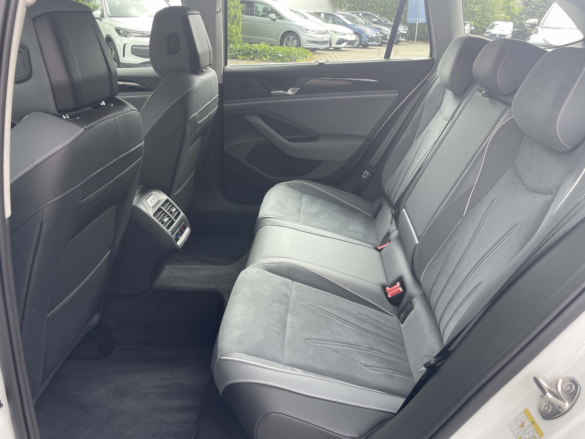 VW Passat Variant 2.0 TDI Business DSG-image-8