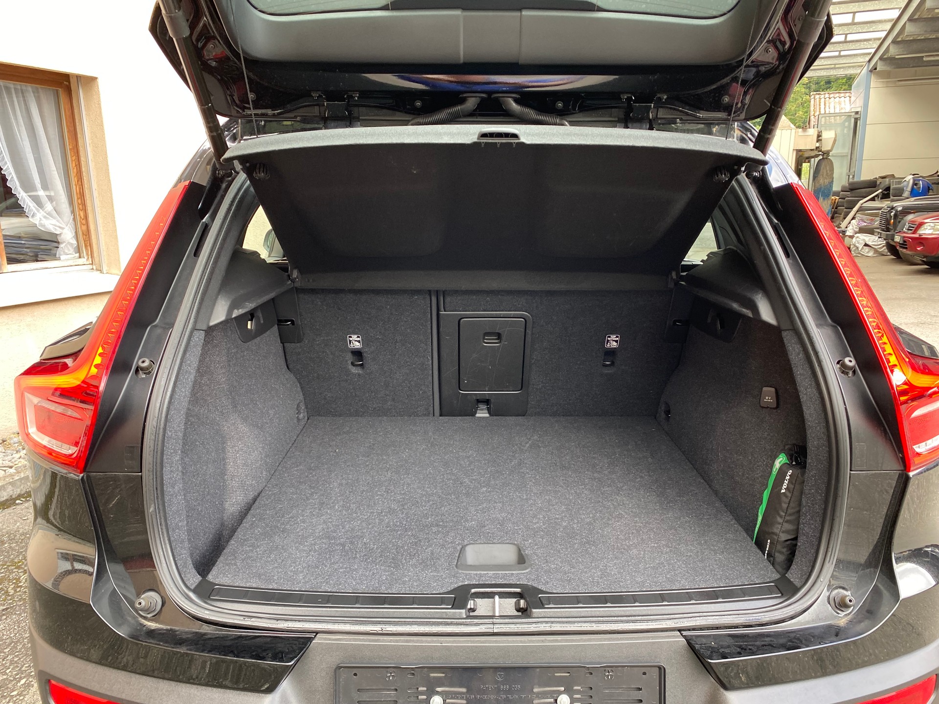 VOLVO XC40 P8 AWD Pure Electric R-Design-image-7