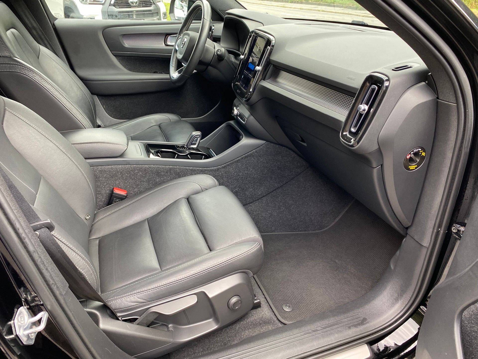 VOLVO XC40 P8 AWD Pure Electric R-Design-image-5