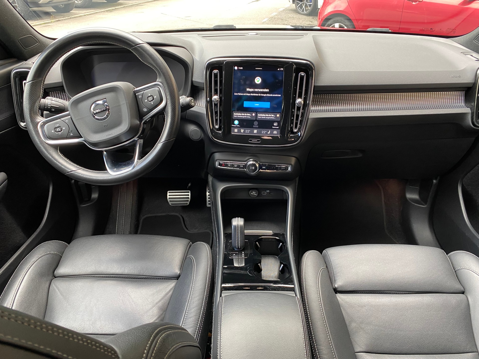 VOLVO XC40 P8 AWD Pure Electric R-Design-image-4