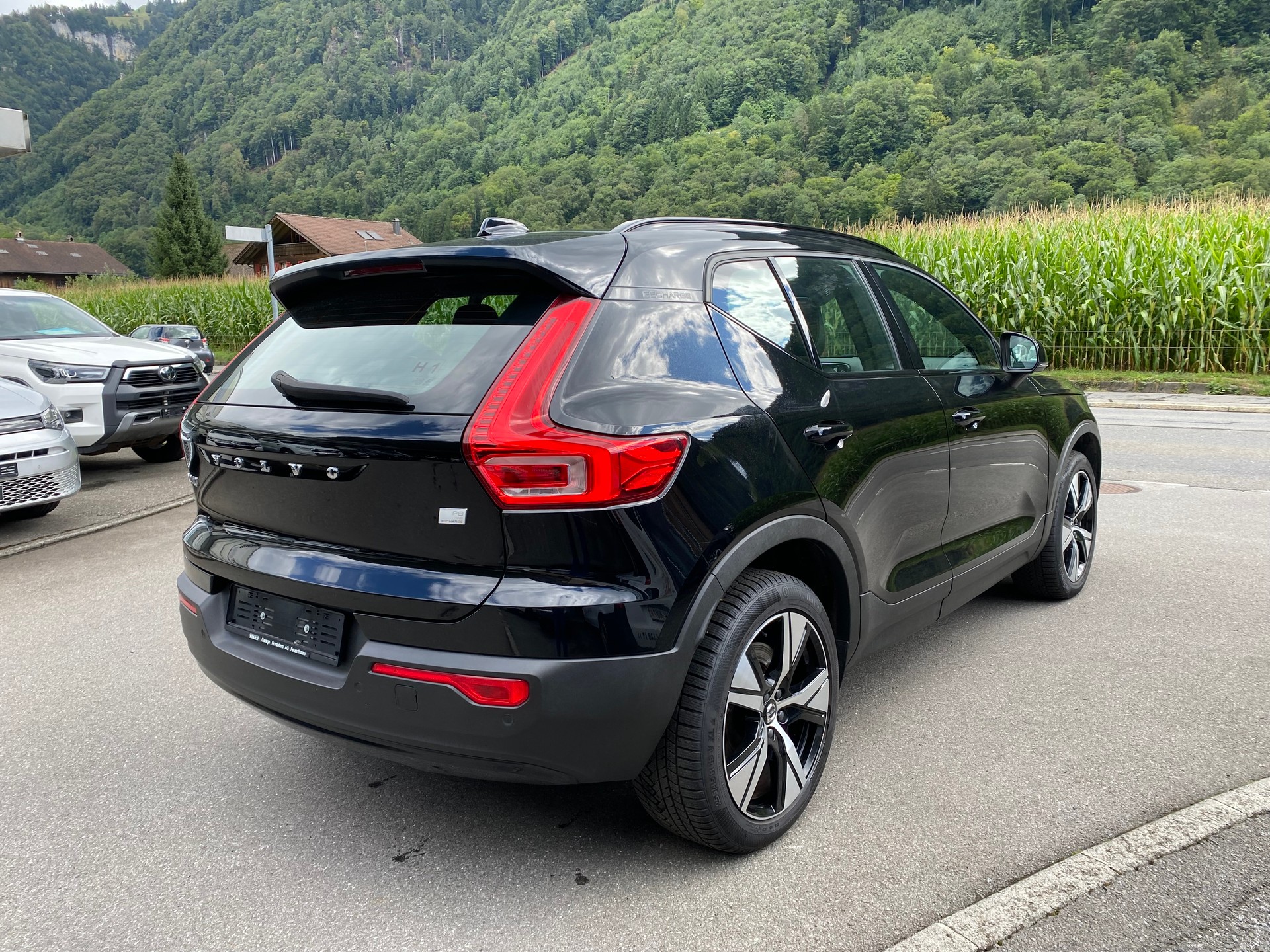 VOLVO XC40 P8 AWD Pure Electric R-Design-image-9