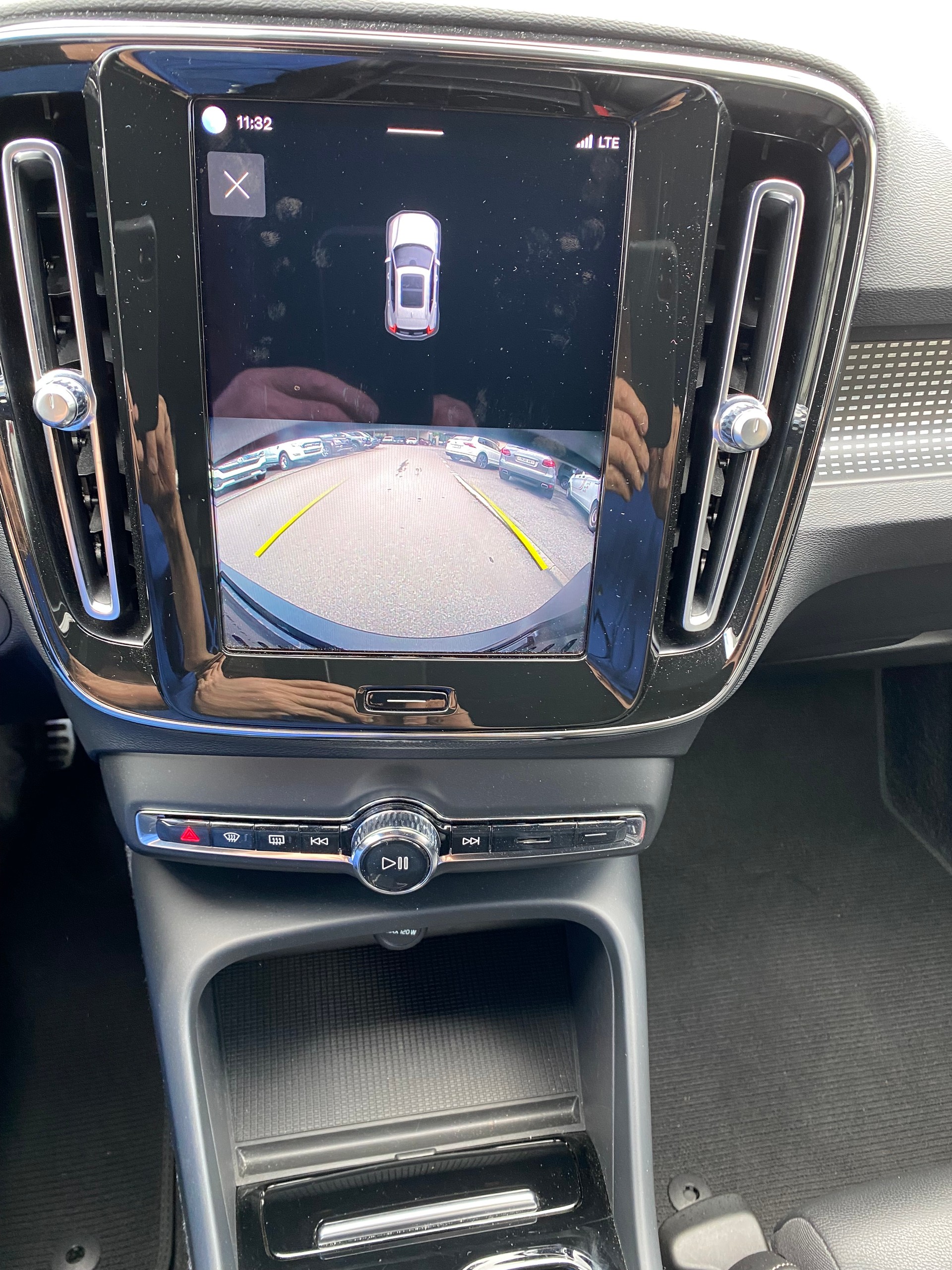 VOLVO XC40 P8 AWD Pure Electric R-Design-image-3