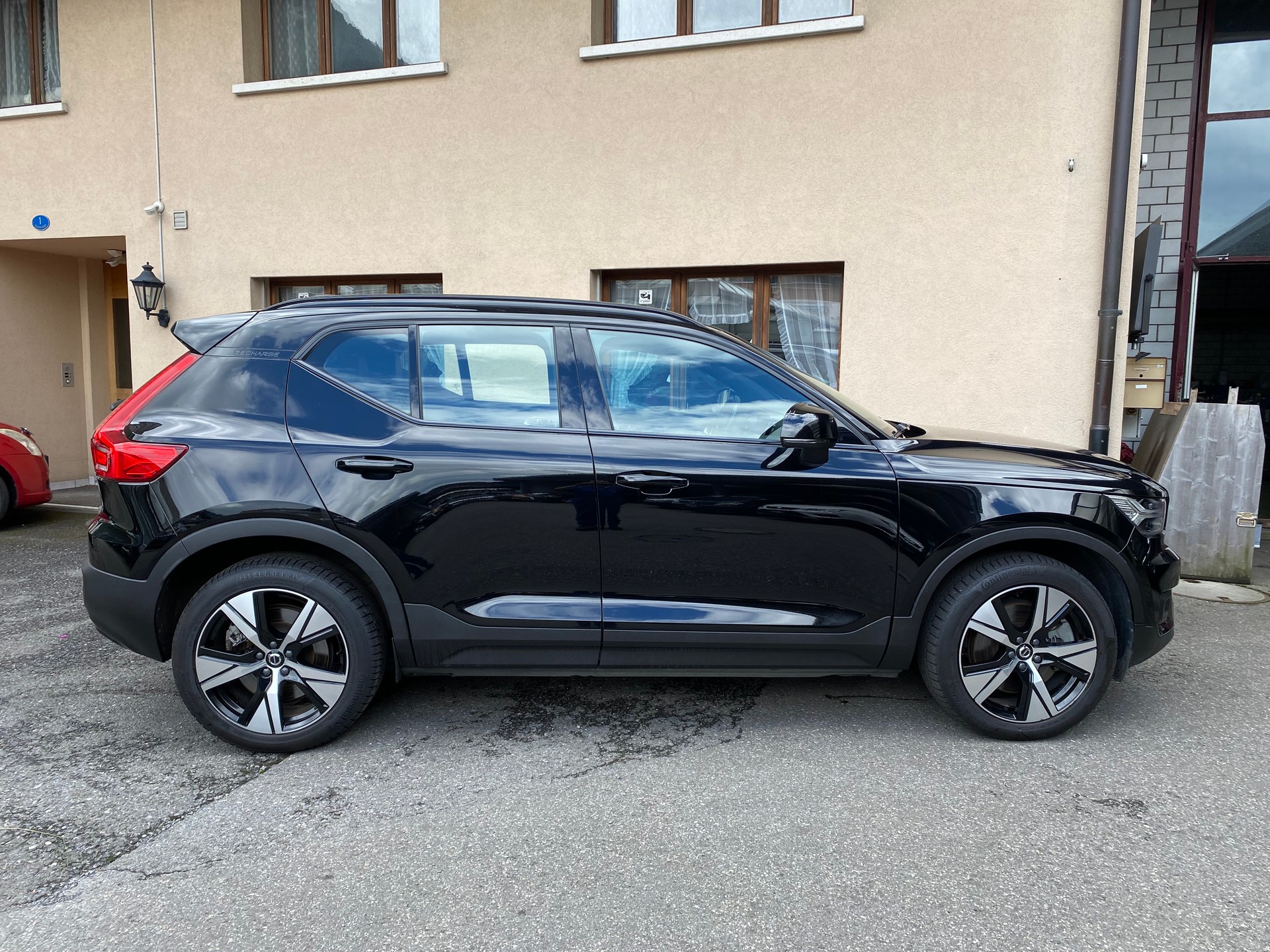VOLVO XC40 P8 AWD Pure Electric R-Design-image-12