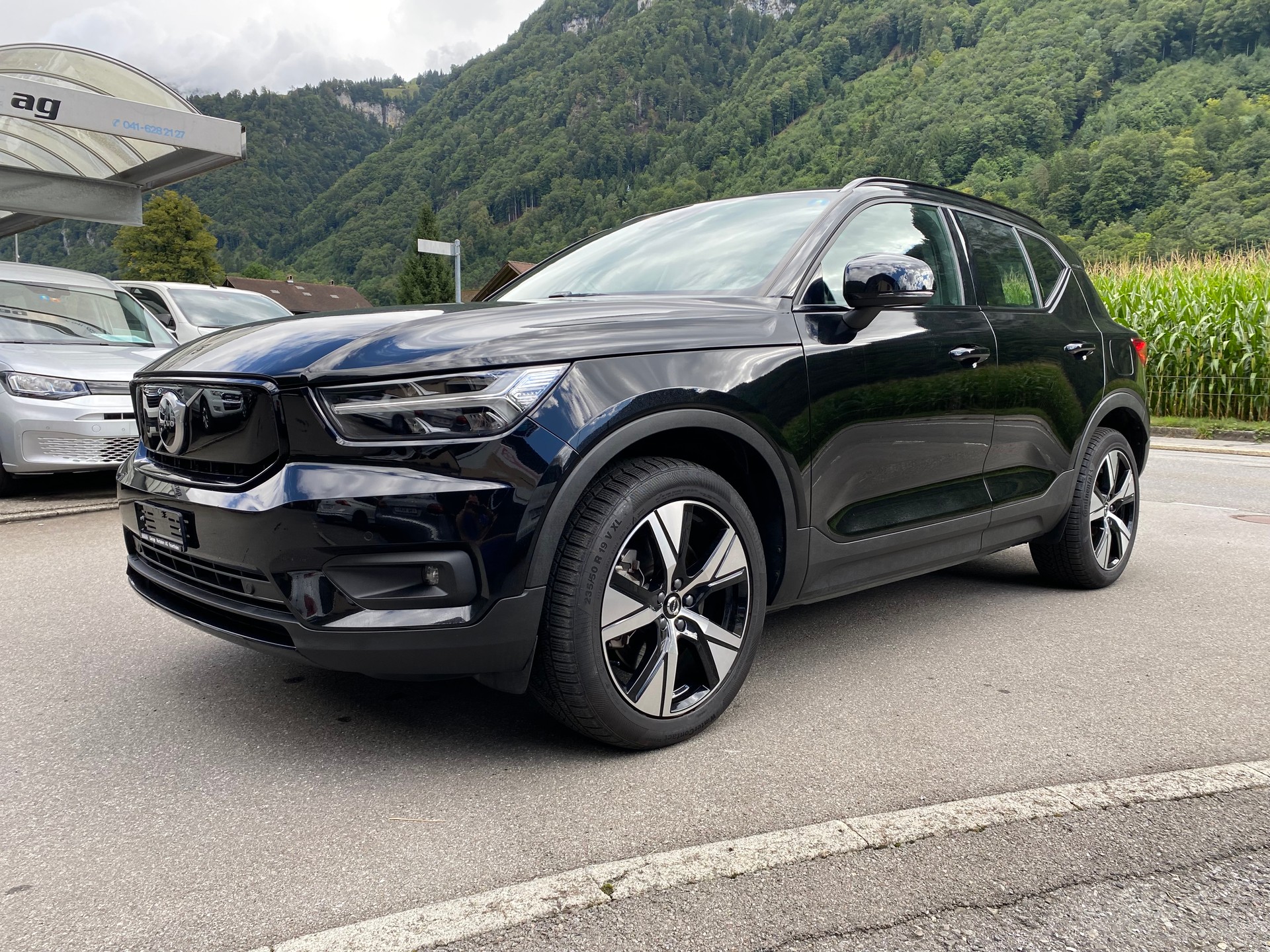 VOLVO XC40 P8 AWD Pure Electric R-Design-image-1
