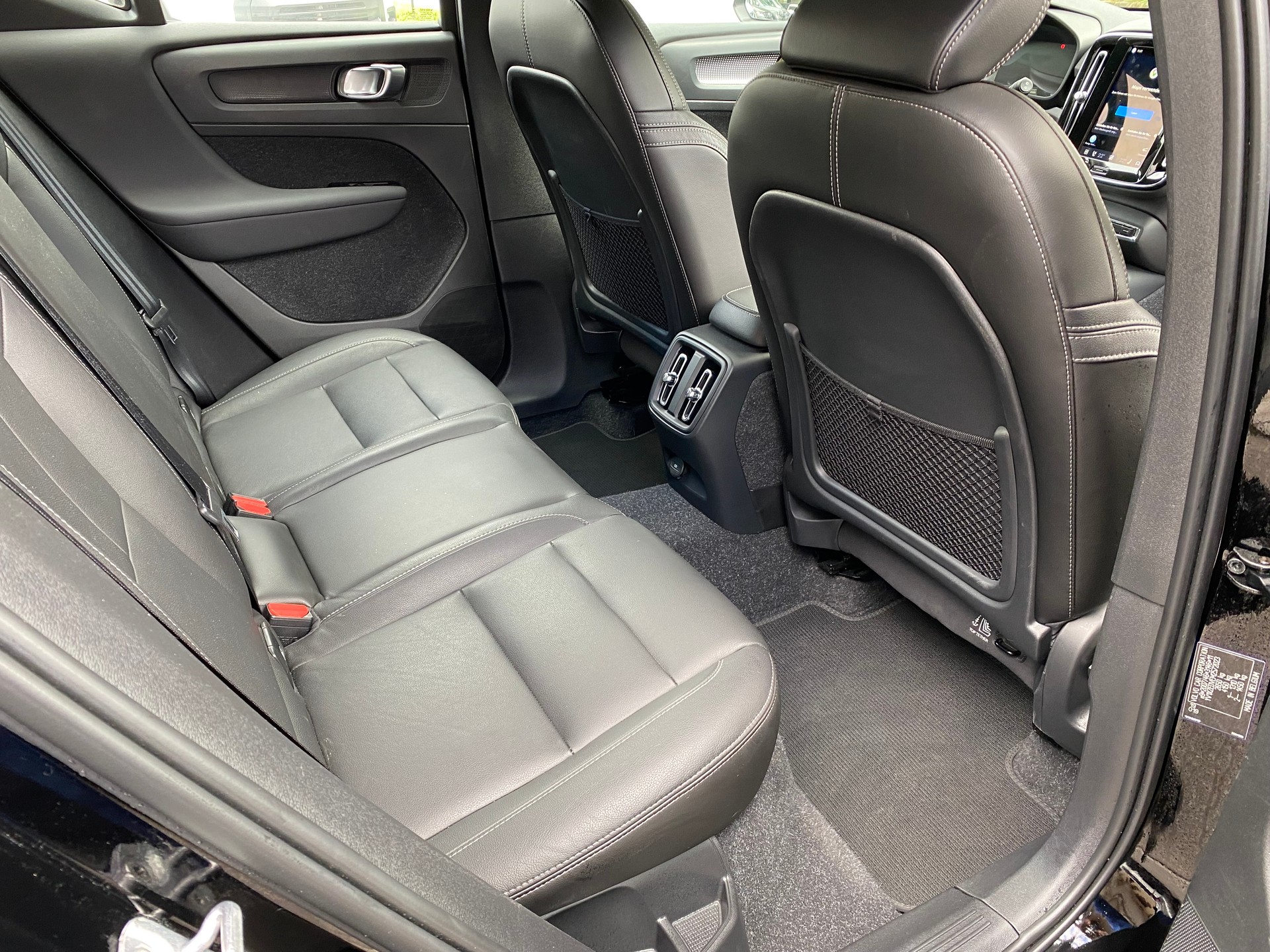 VOLVO XC40 P8 AWD Pure Electric R-Design-image-6