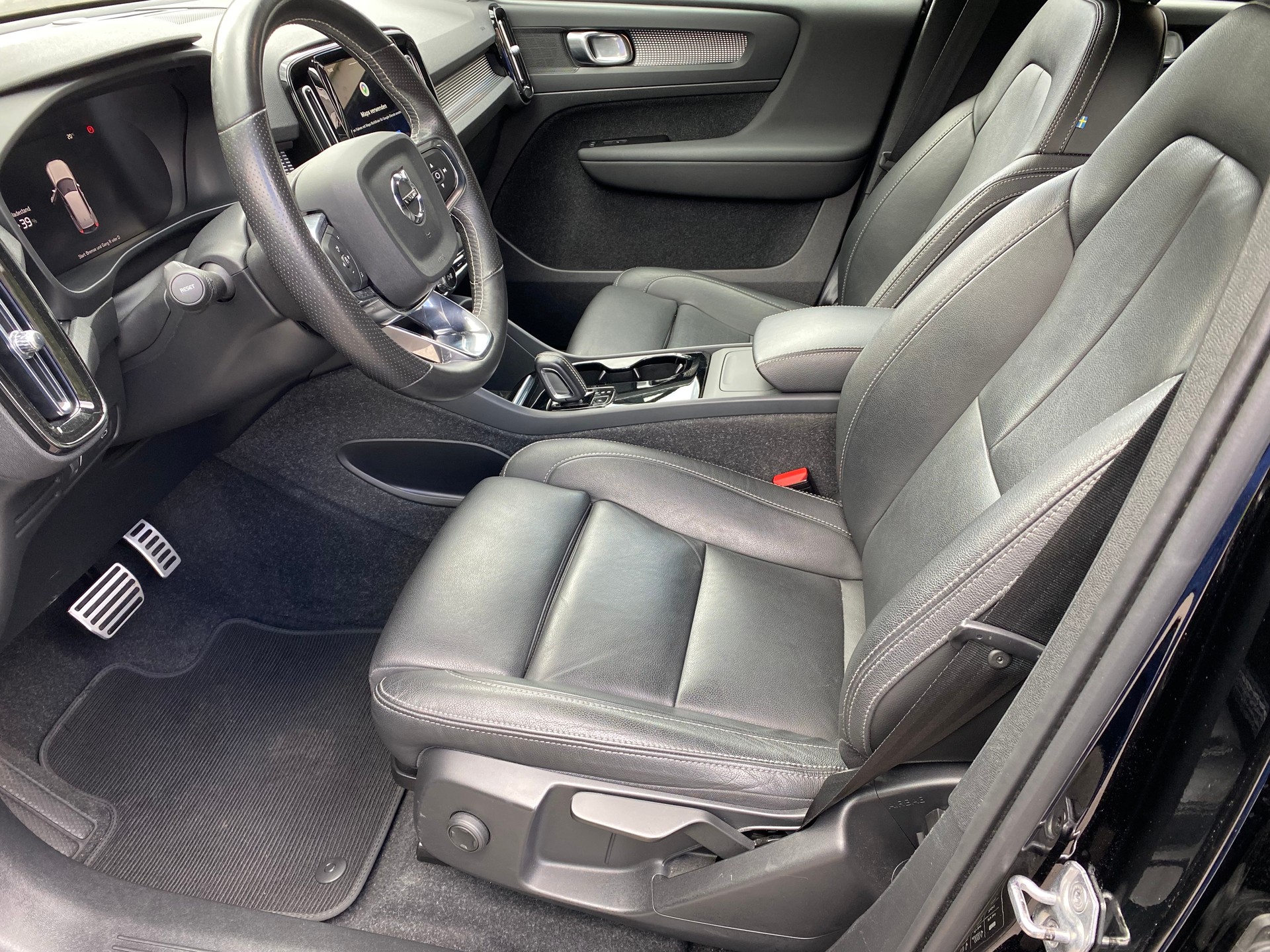 VOLVO XC40 P8 AWD Pure Electric R-Design-image-2