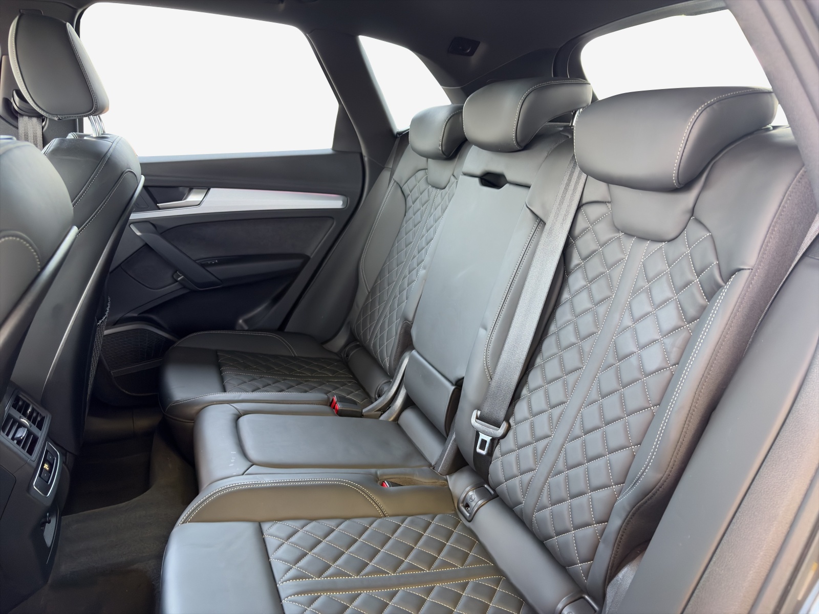 AUDI Q5 40 TDI Black Edition quattro S-tronic-image-11