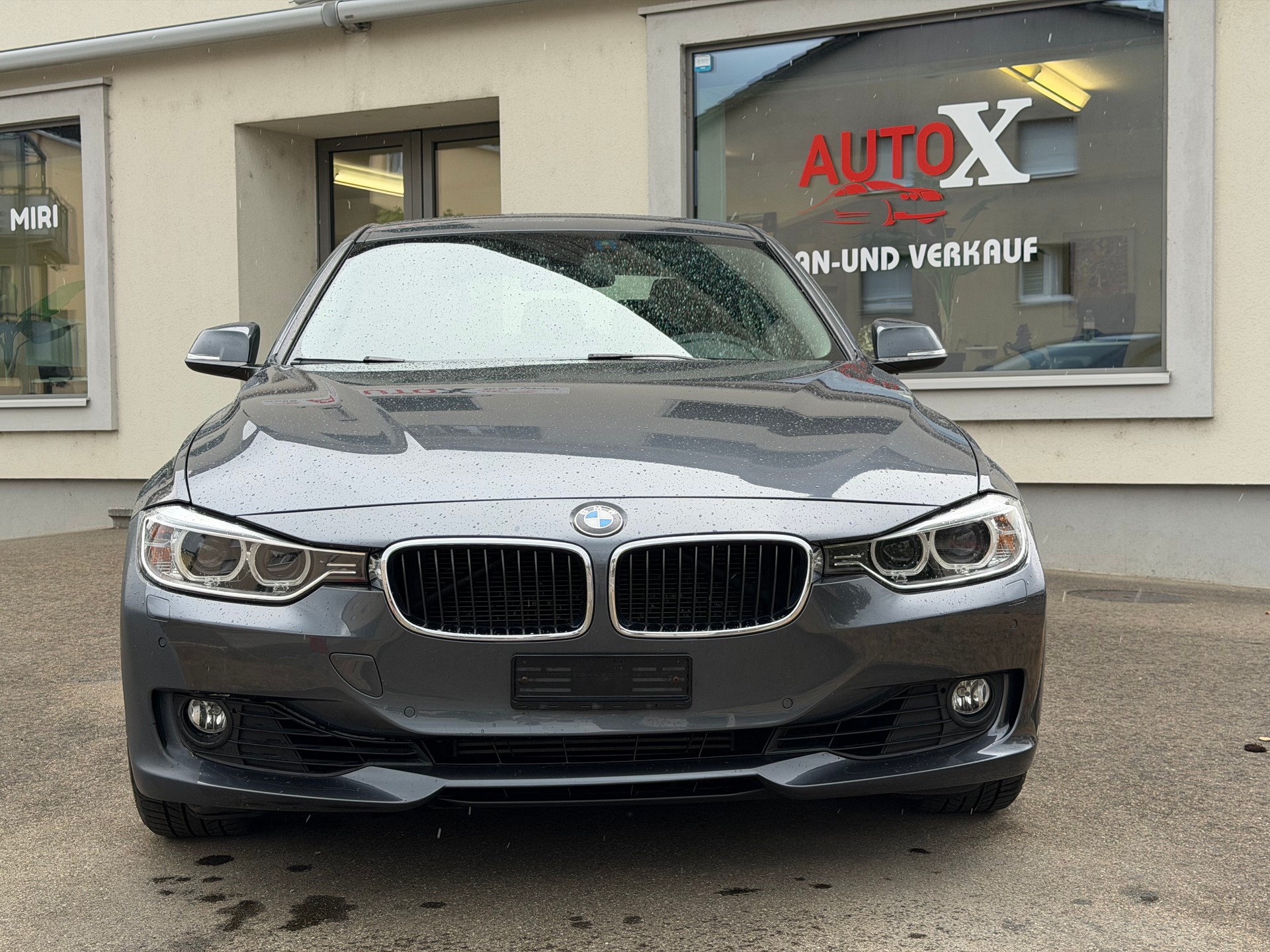 BMW 320i xDrive Sport Line Steptronic-image-2