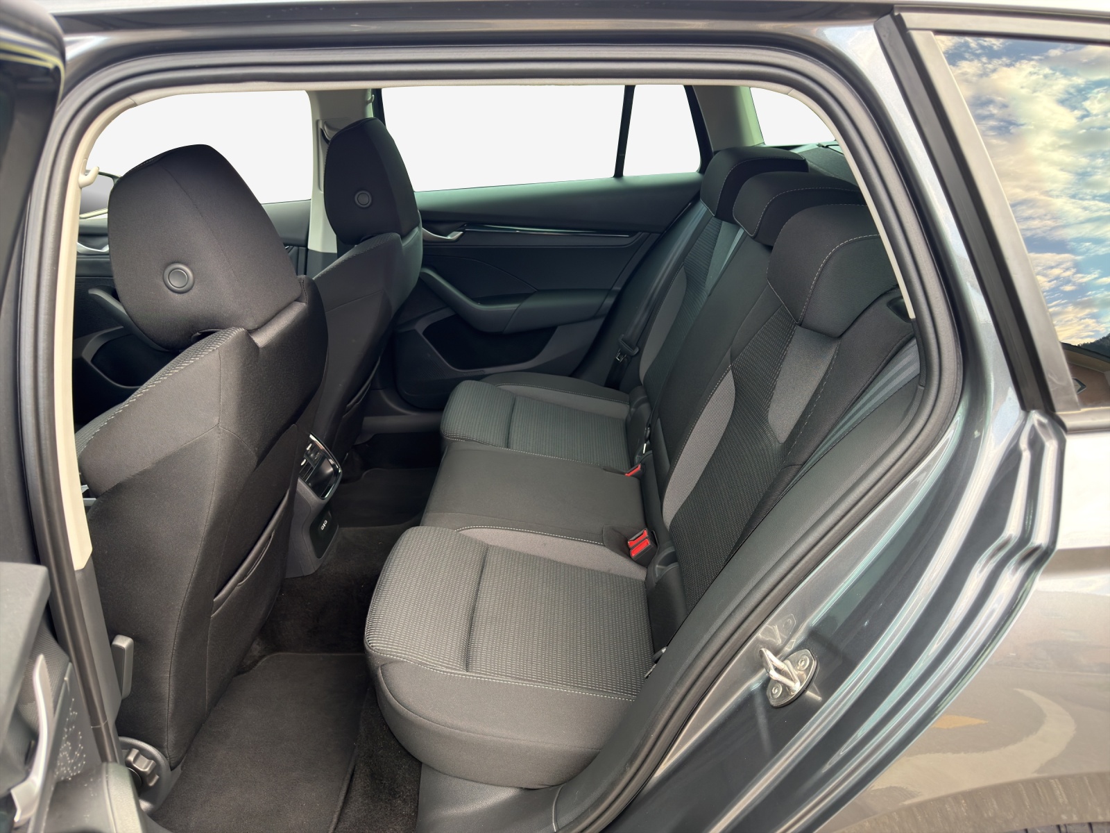 SKODA Octavia Combi 1.5 TSI mHEV DSG Dynamic-image-11