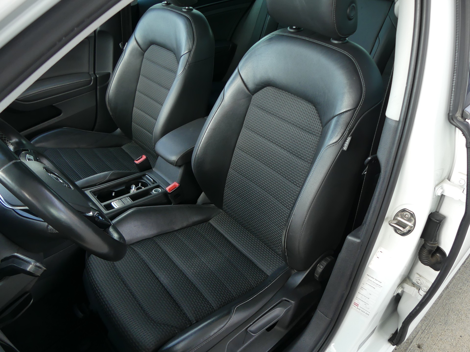 VW Golf 2.0 TDI Highline 4Motion-image-11