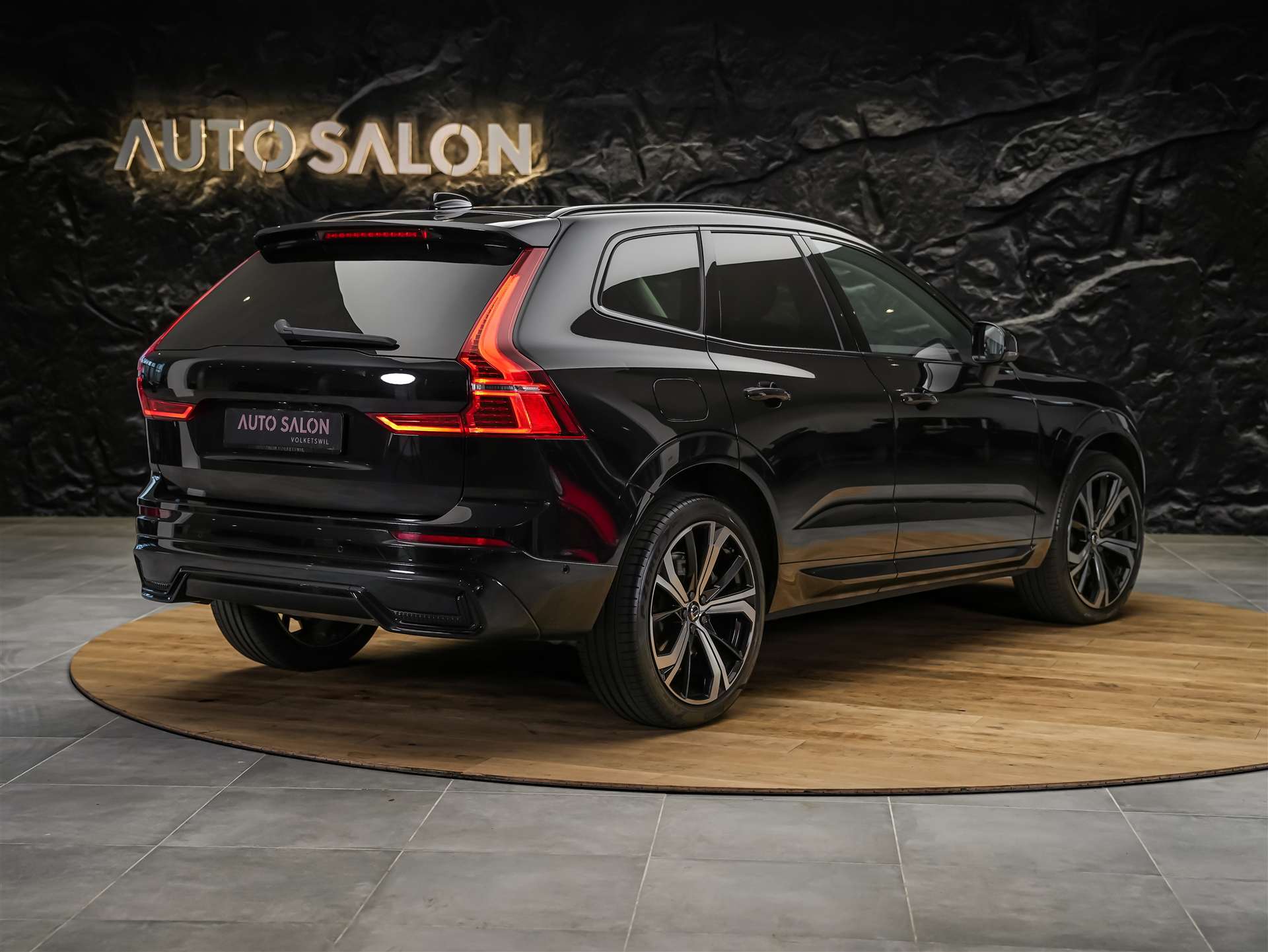 VOLVO XC60 B4 Benzin Mild Hybrid Core Geartronic *Panorama*Lenkradheizung*Harman/Kardon*-image-4