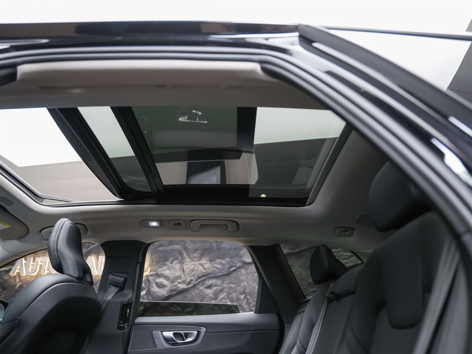 VOLVO XC60 B4 Benzin Mild Hybrid Core Geartronic *Panorama*Lenkradheizung*Harman/Kardon*-image-12