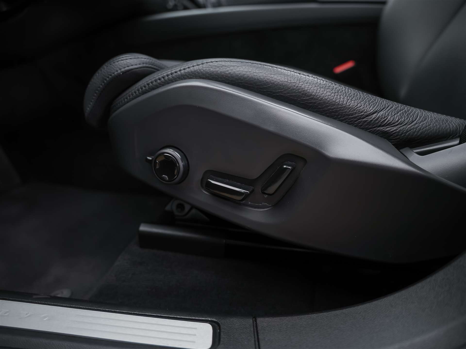 VOLVO XC60 B4 Benzin Mild Hybrid Core Geartronic *Panorama*Lenkradheizung*Harman/Kardon*-image-27