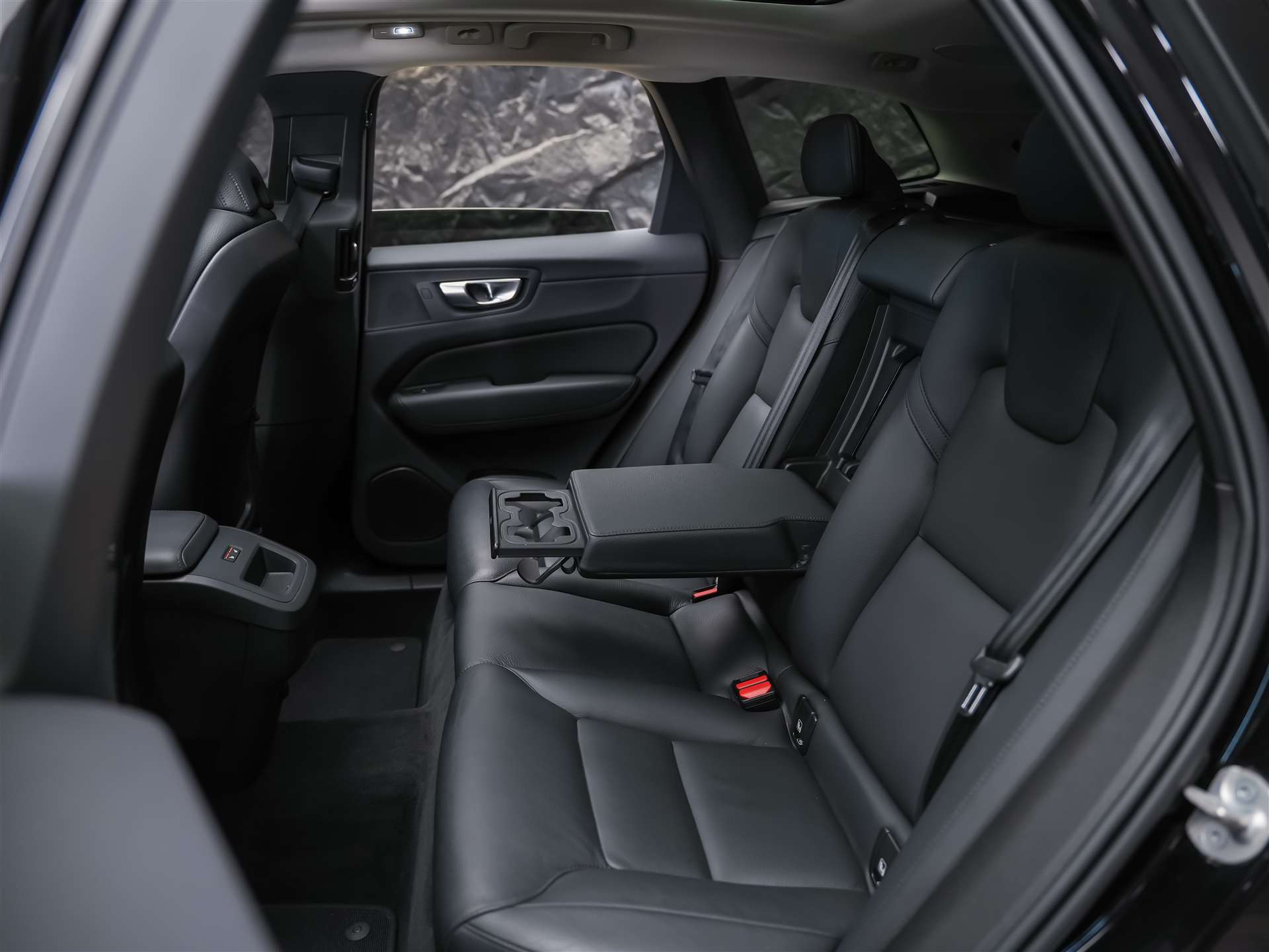 VOLVO XC60 B4 Benzin Mild Hybrid Core Geartronic *Panorama*Lenkradheizung*Harman/Kardon*-image-14