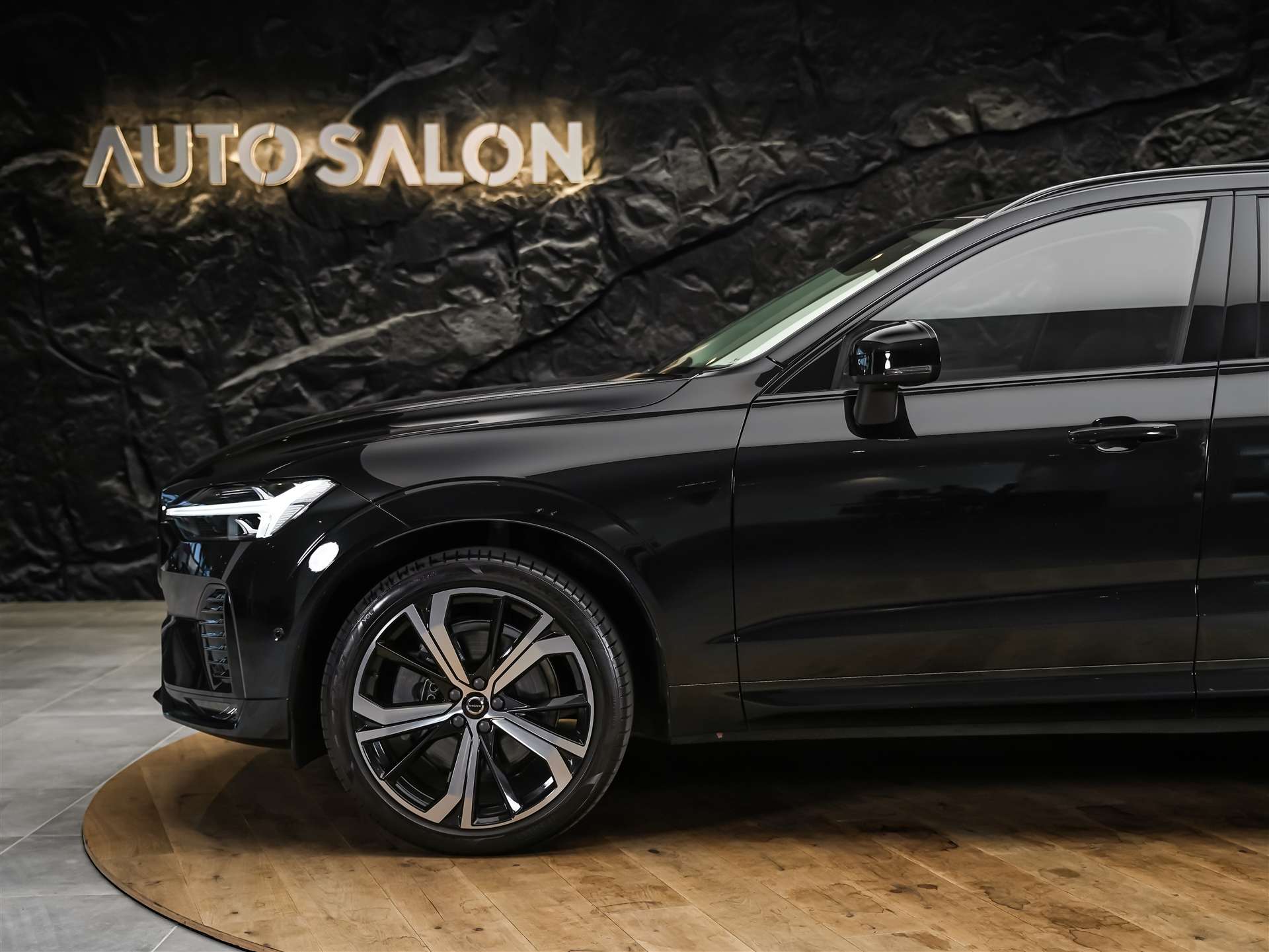 VOLVO XC60 B4 Benzin Mild Hybrid Core Geartronic *Panorama*Lenkradheizung*Harman/Kardon*-image-17