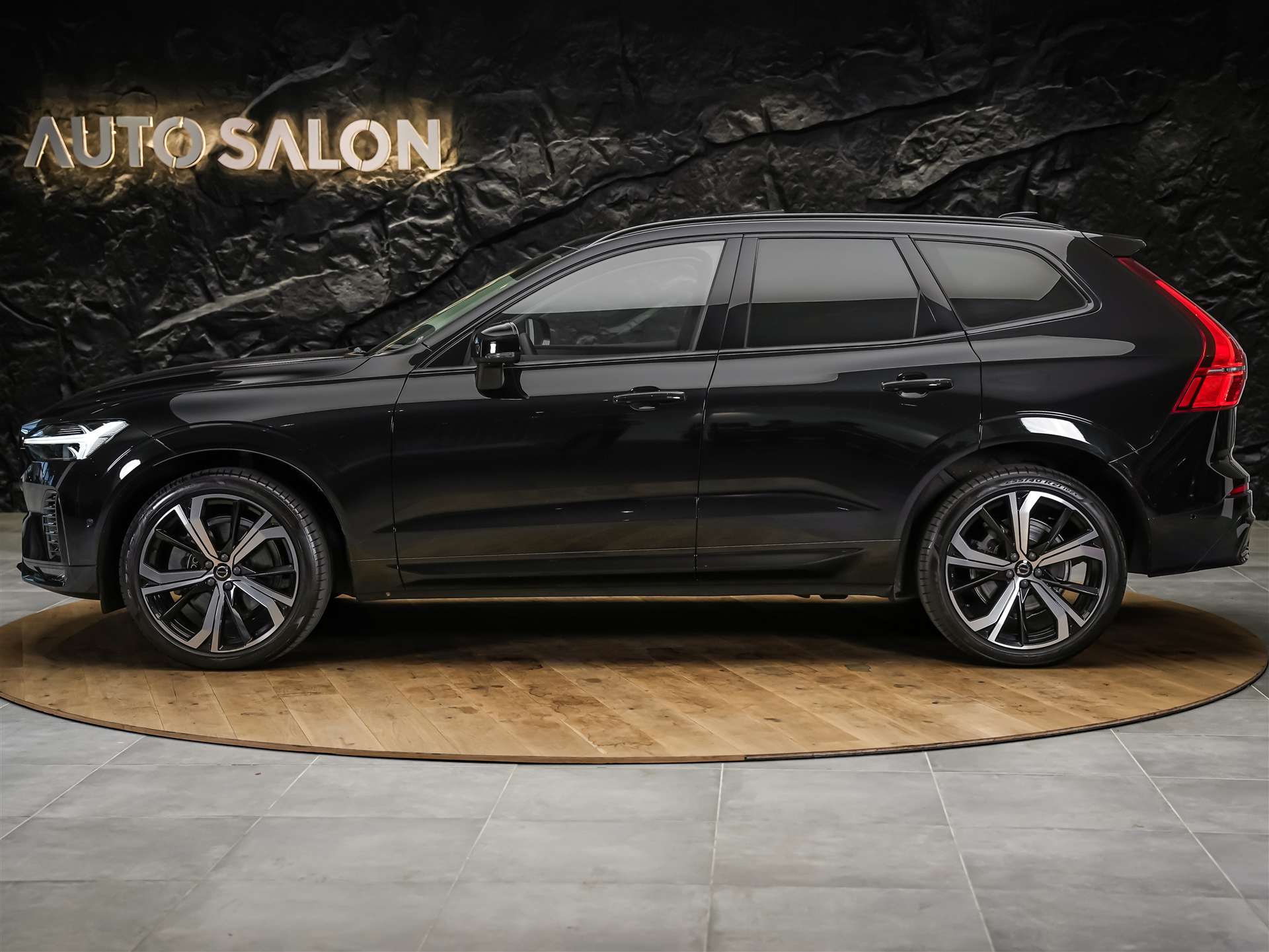 VOLVO XC60 B4 Benzin Mild Hybrid Core Geartronic *Panorama*Lenkradheizung*Harman/Kardon*-image-1