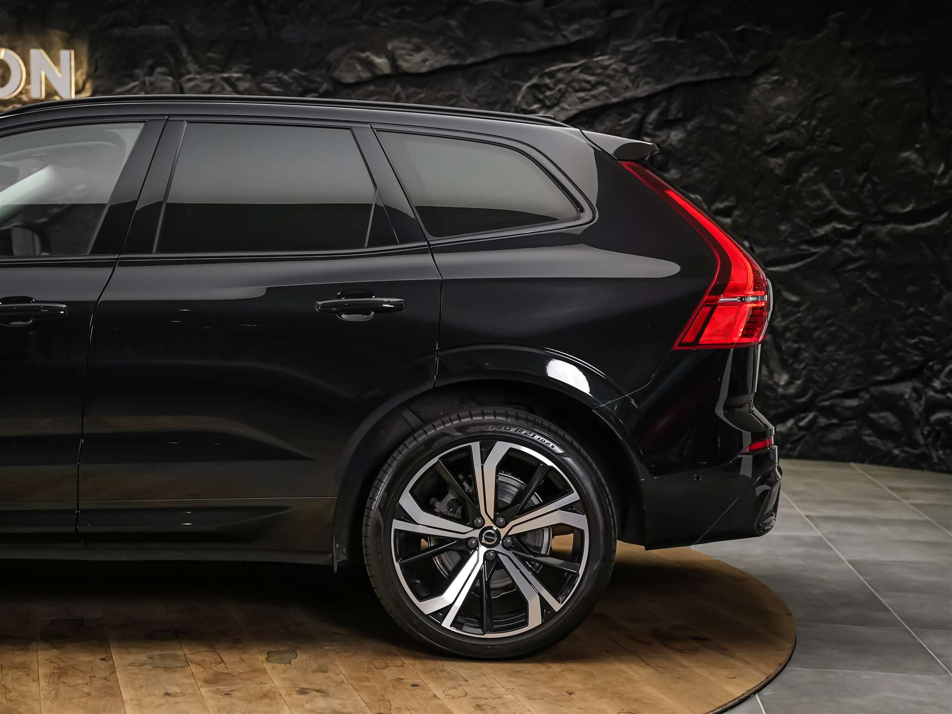 VOLVO XC60 B4 Benzin Mild Hybrid Core Geartronic *Panorama*Lenkradheizung*Harman/Kardon*-image-19
