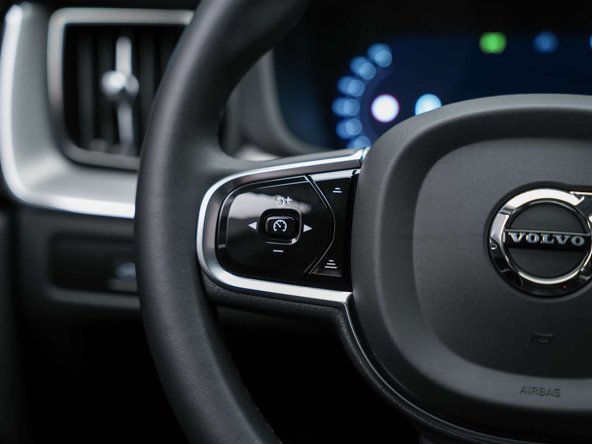 VOLVO XC60 B4 Benzin Mild Hybrid Core Geartronic *Panorama*Lenkradheizung*Harman/Kardon*-image-29