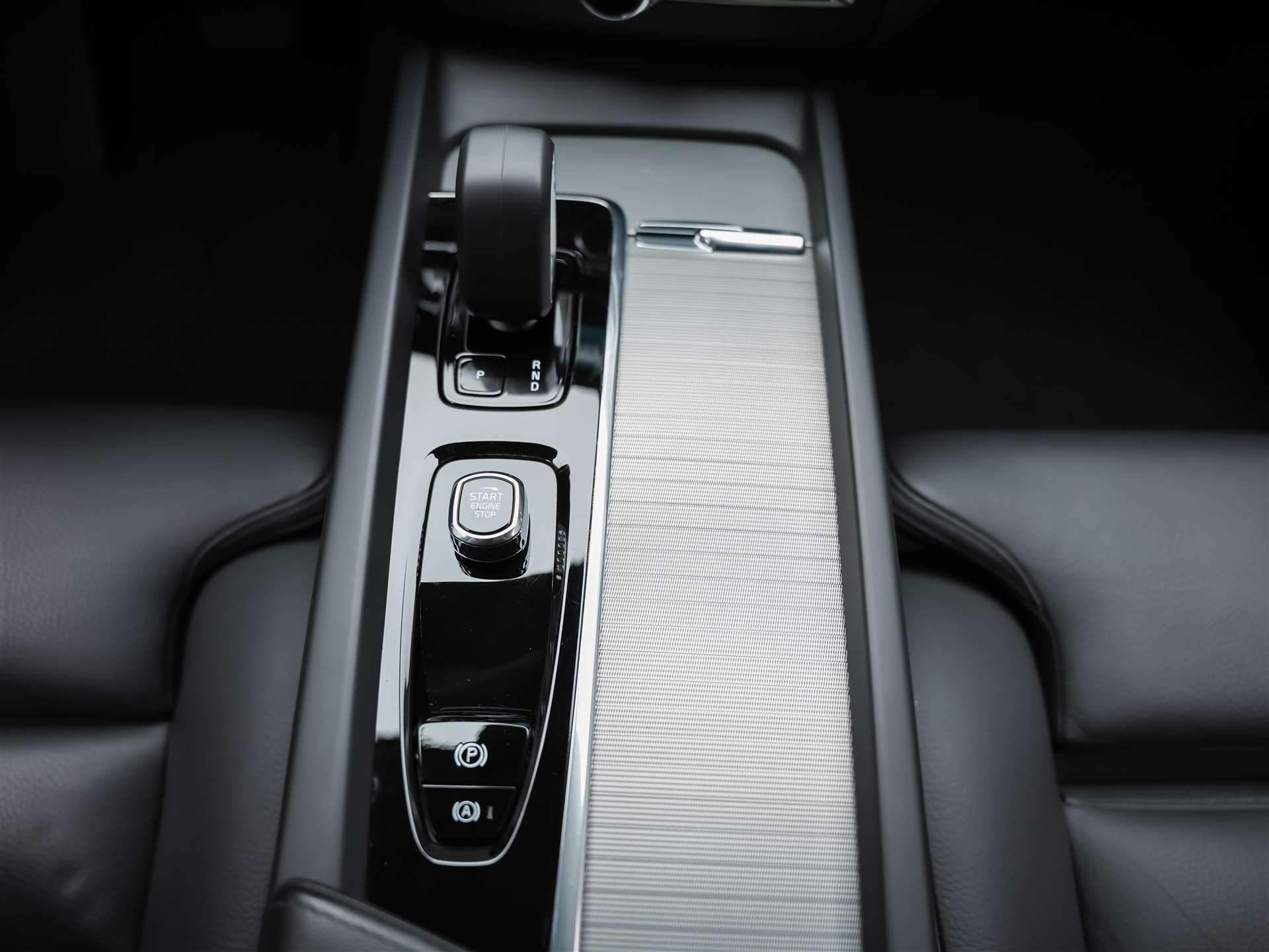 VOLVO XC60 B4 Benzin Mild Hybrid Core Geartronic *Panorama*Lenkradheizung*Harman/Kardon*-image-23
