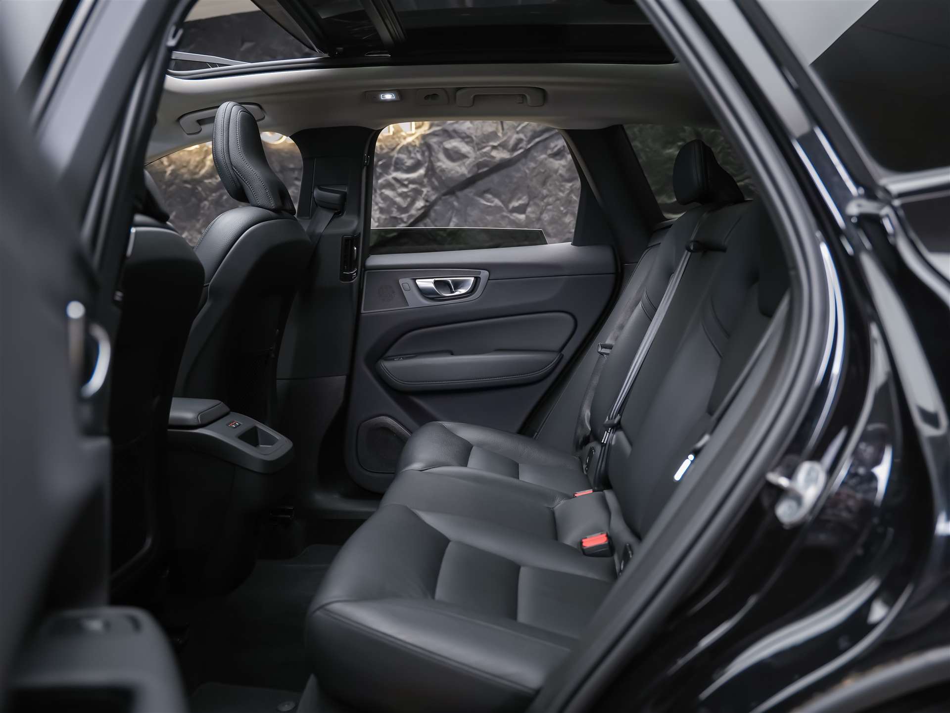 VOLVO XC60 B4 Benzin Mild Hybrid Core Geartronic *Panorama*Lenkradheizung*Harman/Kardon*-image-13
