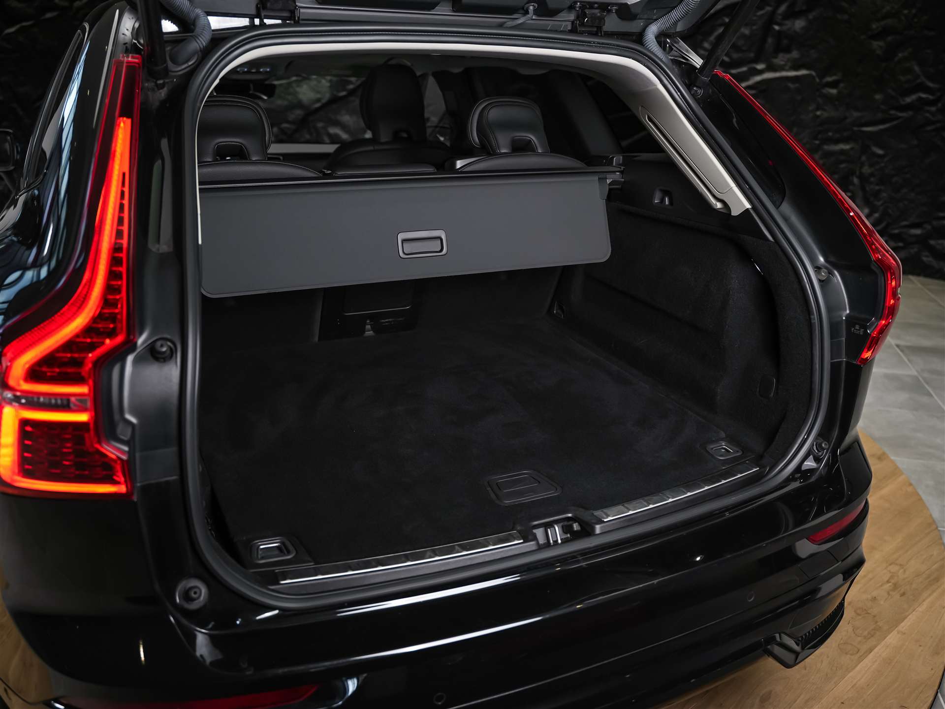 VOLVO XC60 B4 Benzin Mild Hybrid Core Geartronic *Panorama*Lenkradheizung*Harman/Kardon*-image-43