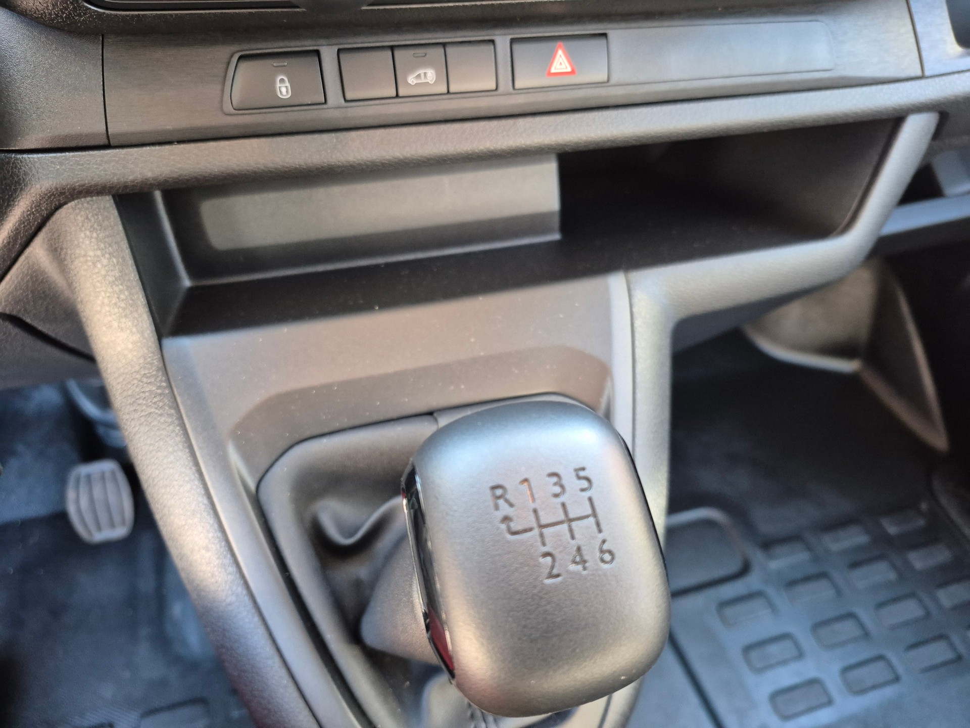 PEUGEOT Expert 1.5 BlueHDi 120 S&S Standard-image-19