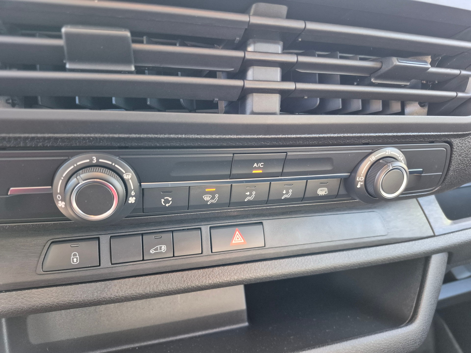 PEUGEOT Expert 1.5 BlueHDi 120 S&S Standard-image-18