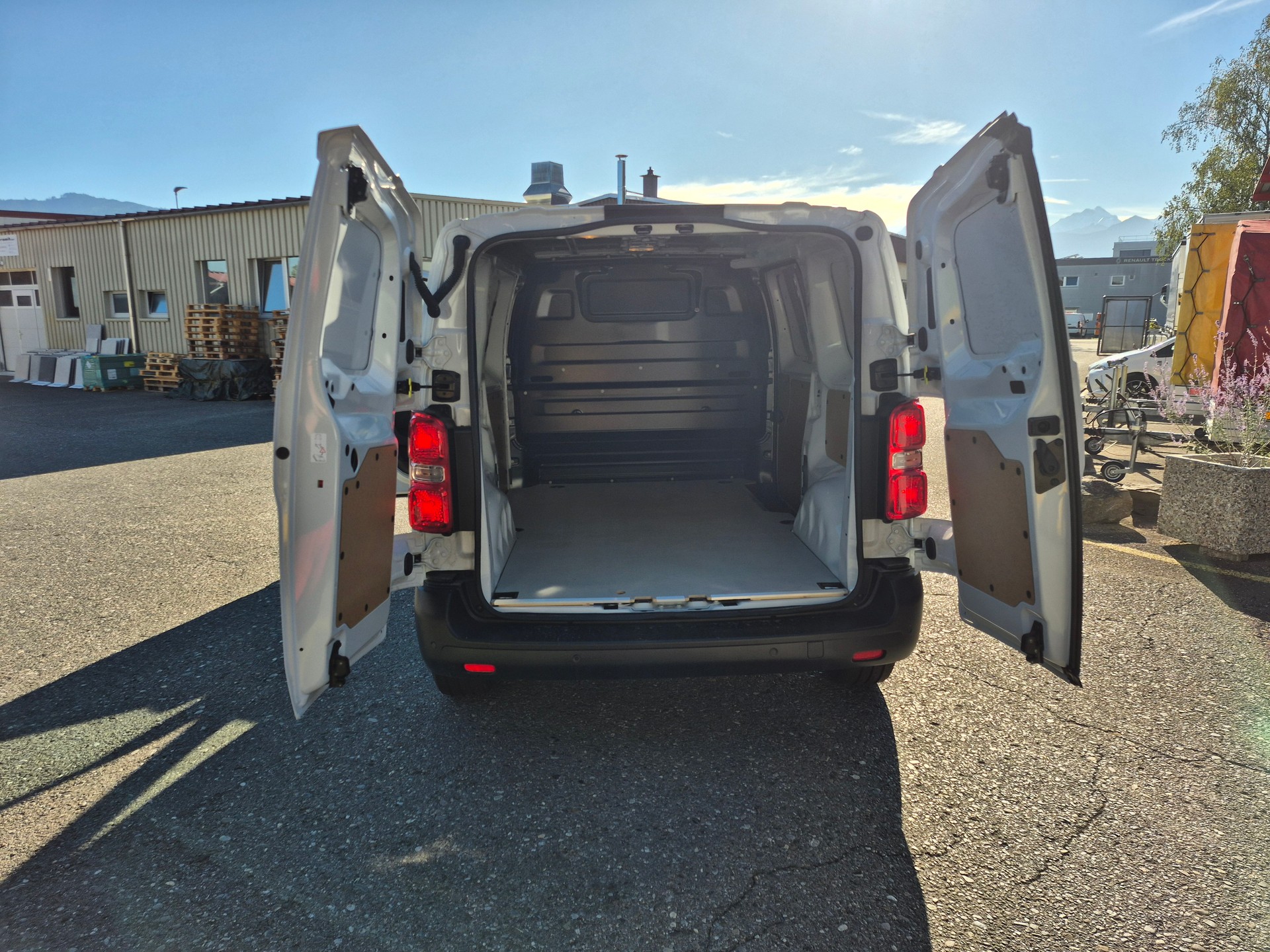 PEUGEOT Expert 1.5 BlueHDi 120 S&S Standard-image-9