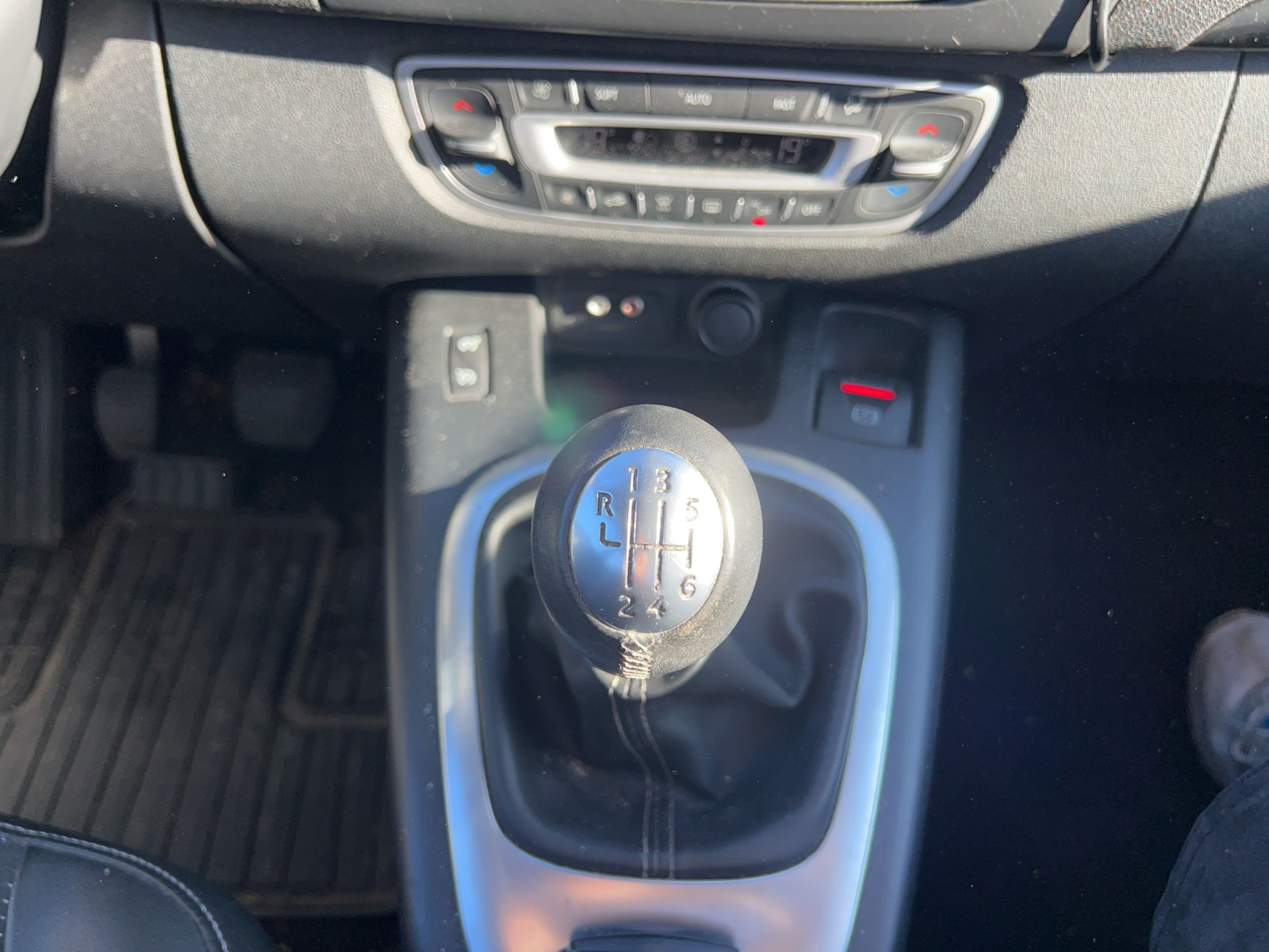 RENAULT Grand Scénic 1.6 dCi Dynamique-image-11