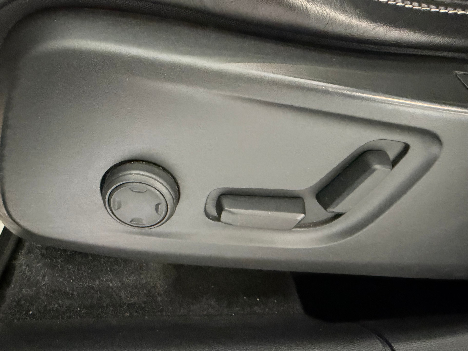 VOLVO XC40 D4 AWD R-Design Geartronic-image-25