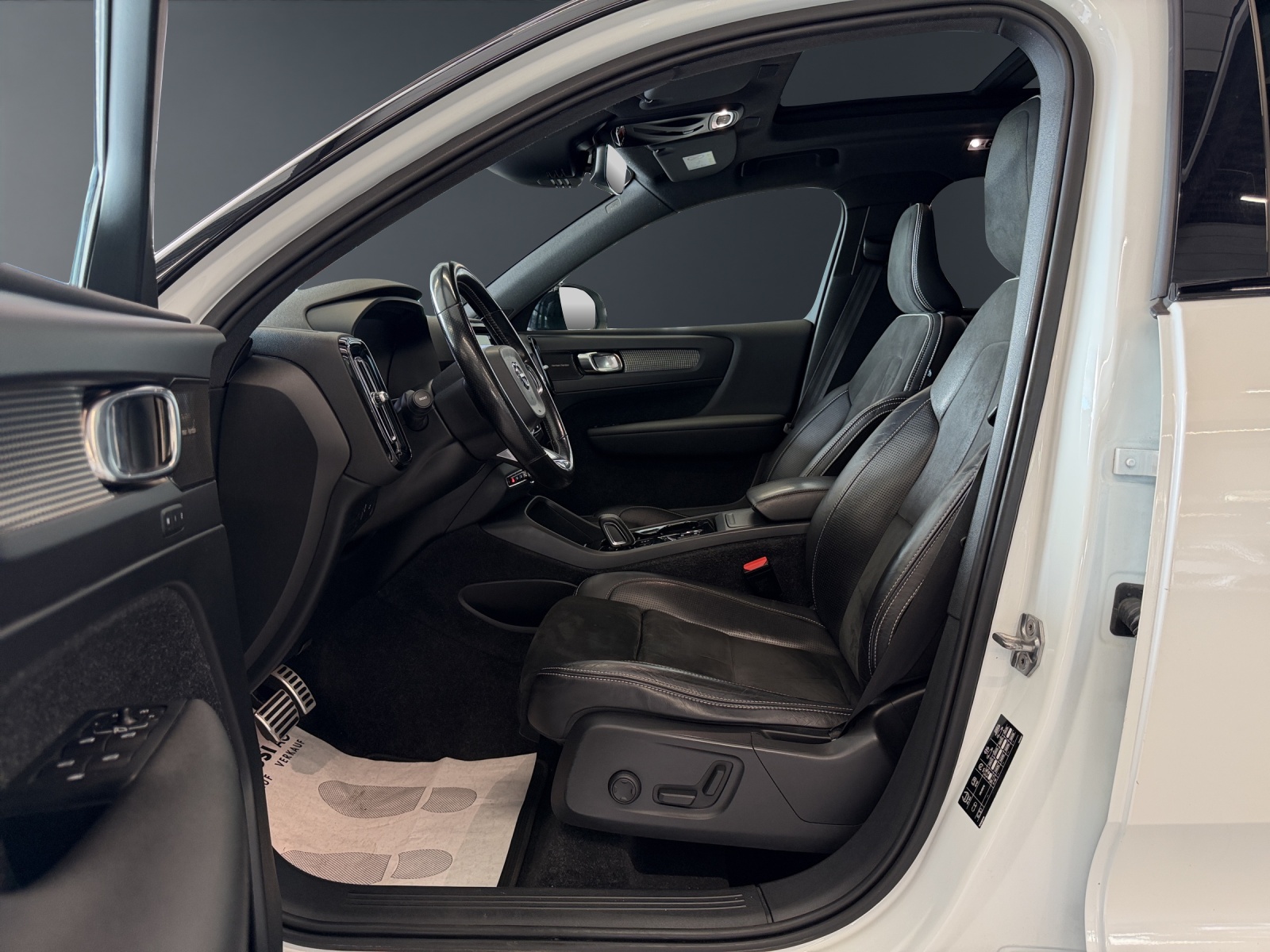 VOLVO XC40 D4 AWD R-Design Geartronic-image-28