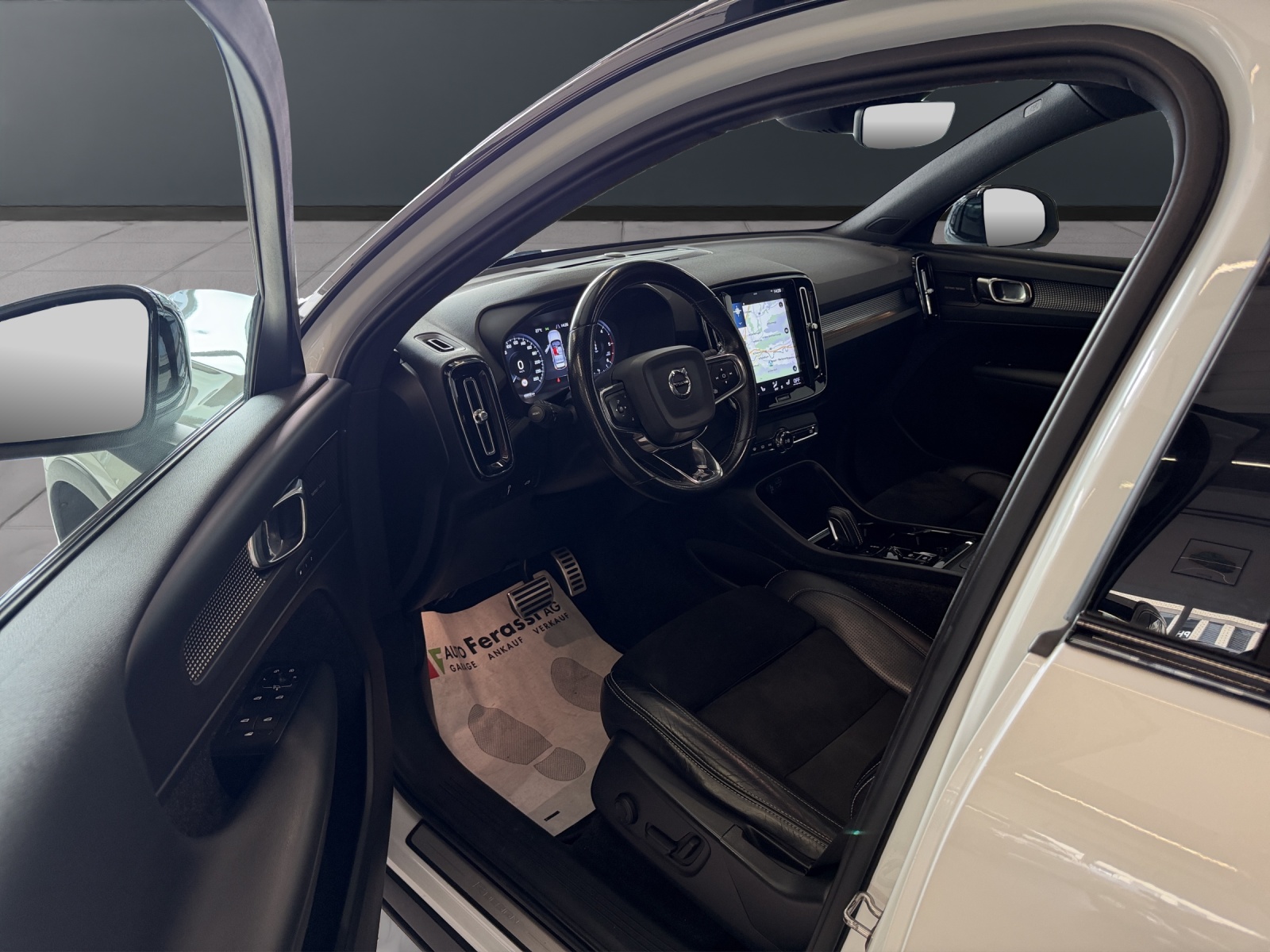 VOLVO XC40 D4 AWD R-Design Geartronic-image-32