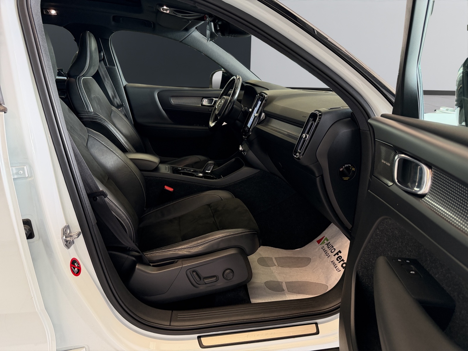 VOLVO XC40 D4 AWD R-Design Geartronic-image-19