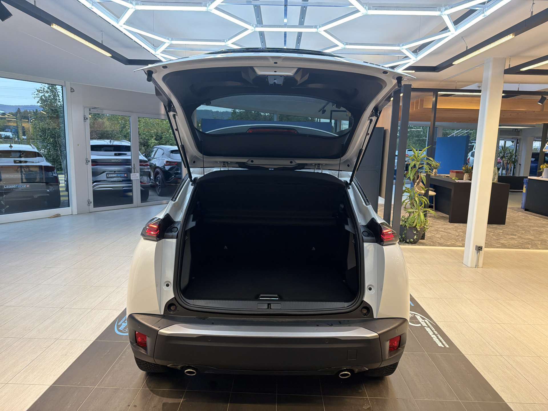 PEUGEOT 2008 1.2 145 MHEV Allure Automat-image-7