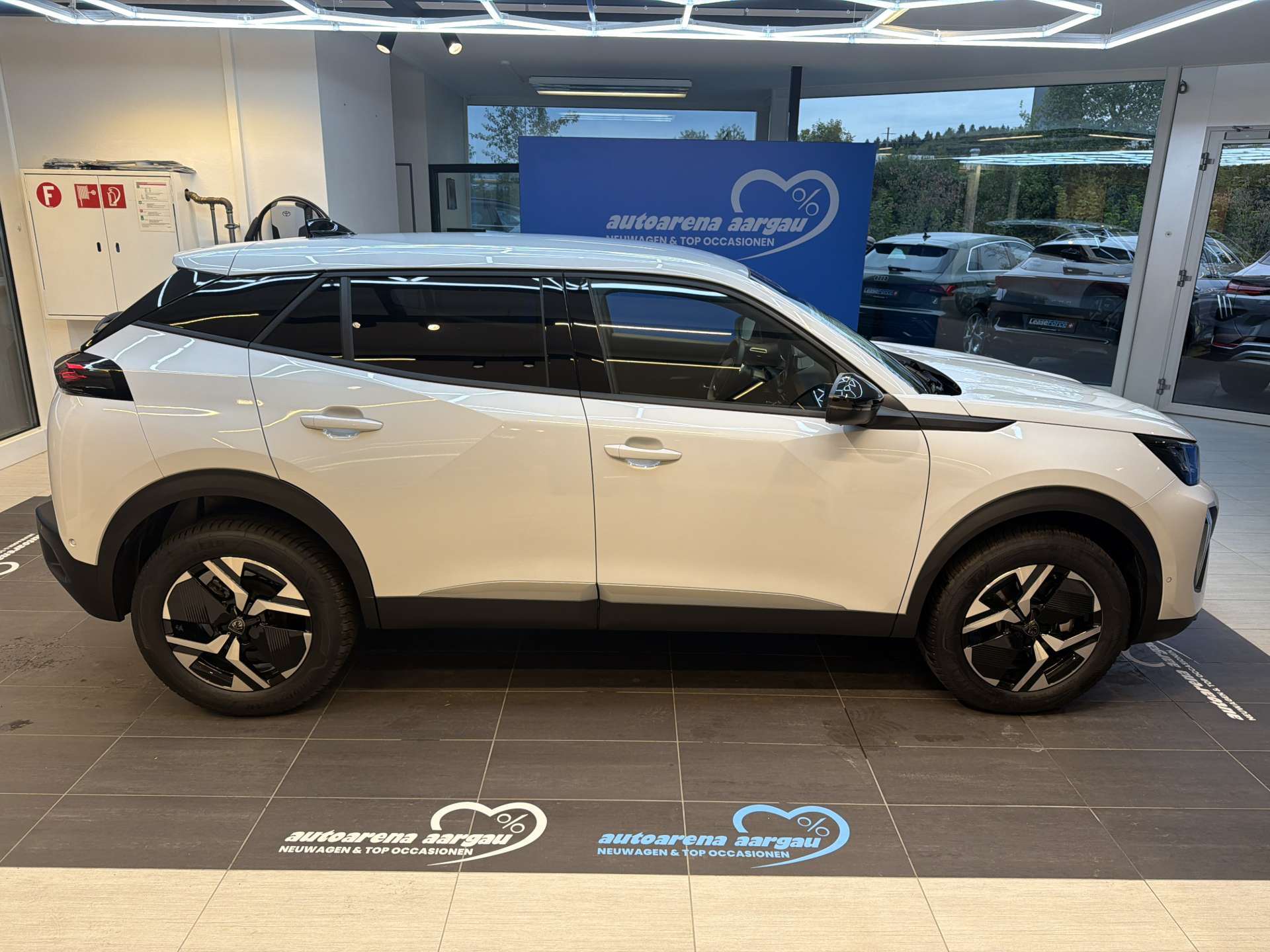 PEUGEOT 2008 1.2 145 MHEV Allure Automat-image-11