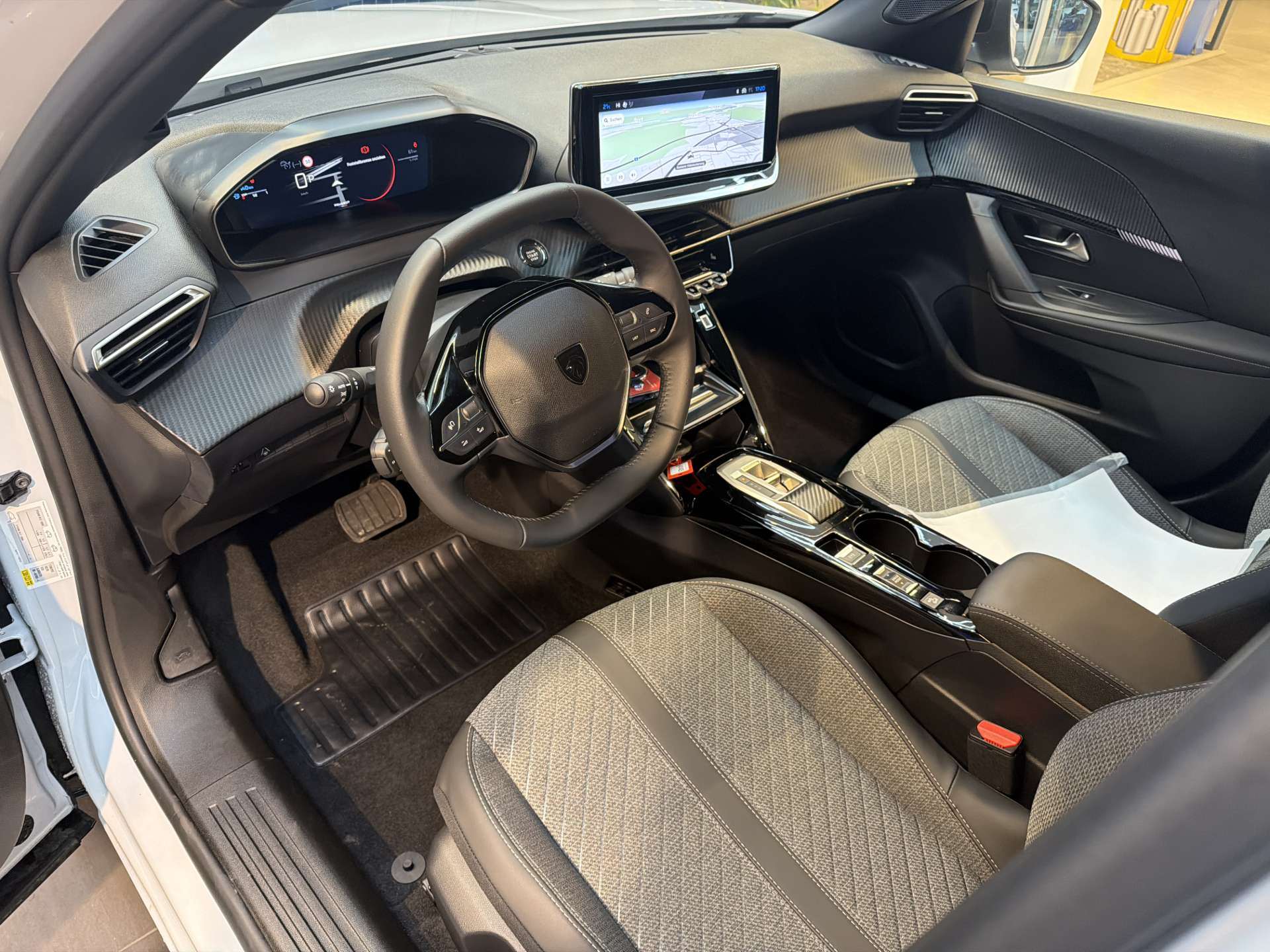 PEUGEOT 2008 1.2 145 MHEV Allure Automat-image-5