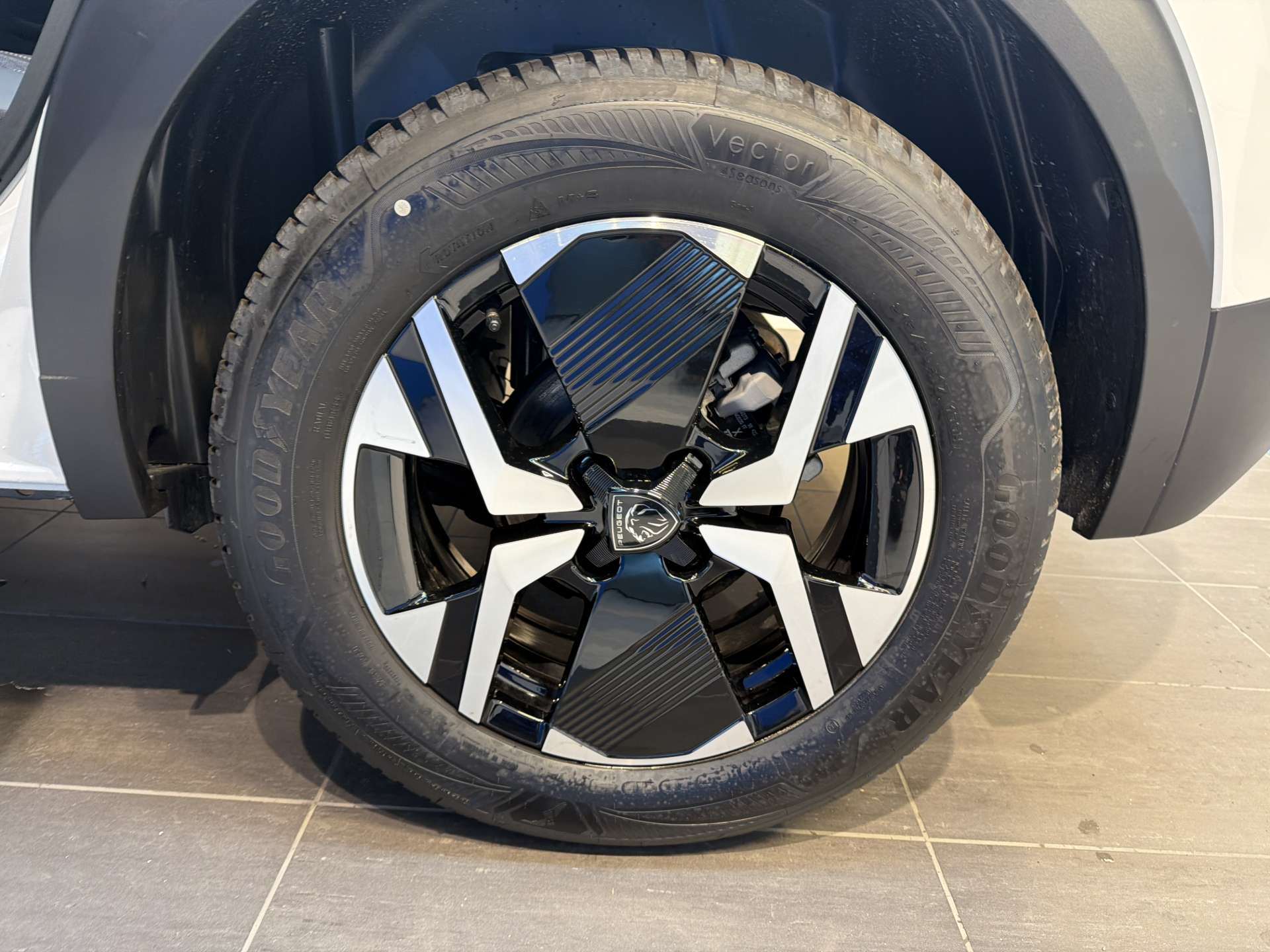 PEUGEOT 2008 1.2 145 MHEV Allure Automat-image-8
