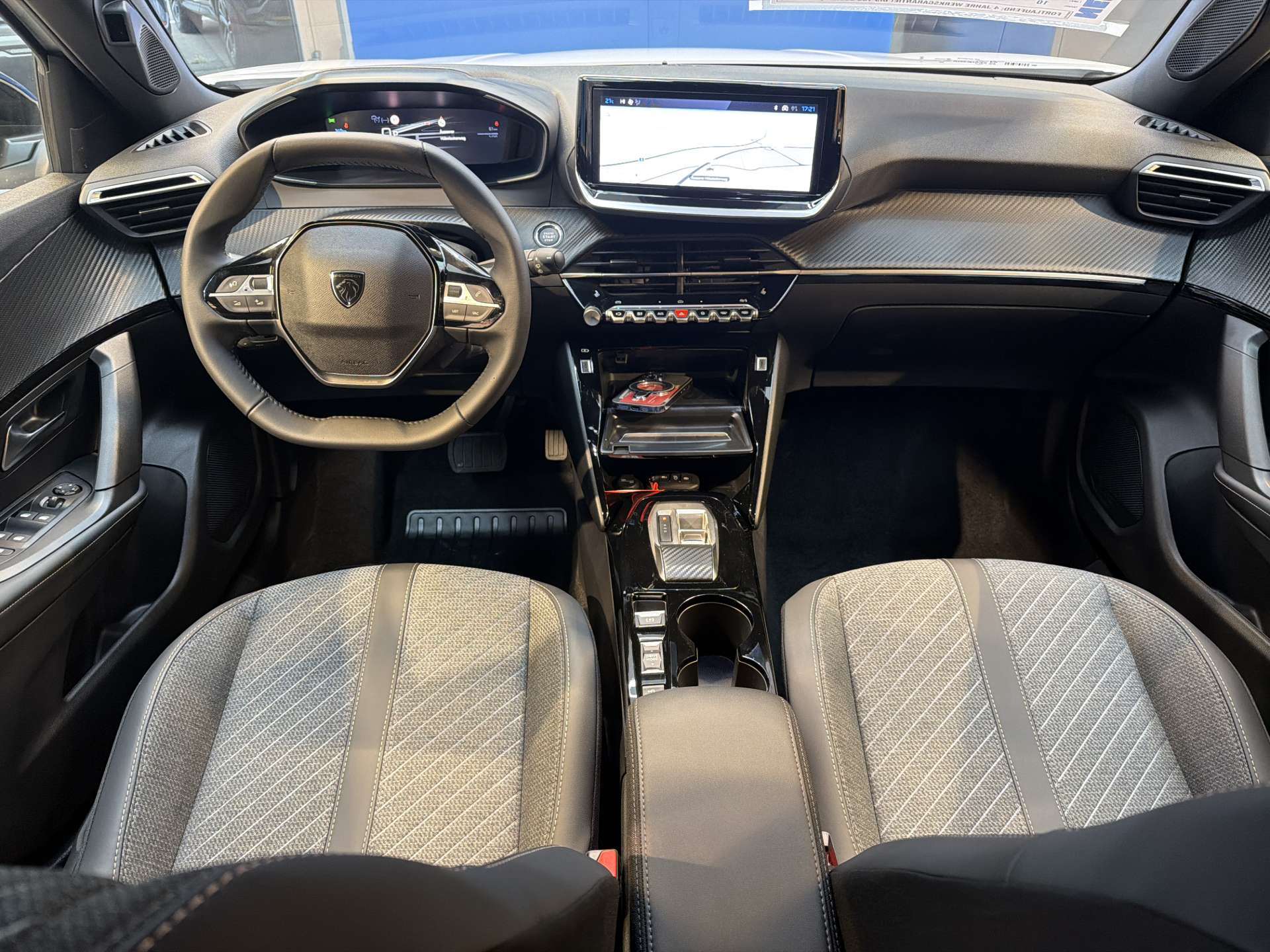 PEUGEOT 2008 1.2 145 MHEV Allure Automat-image-14