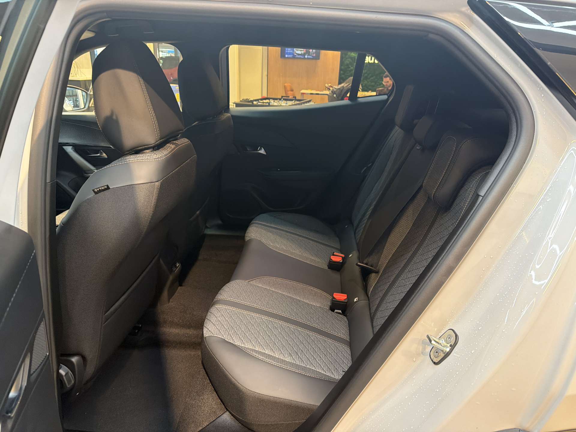 PEUGEOT 2008 1.2 145 MHEV Allure Automat-image-6