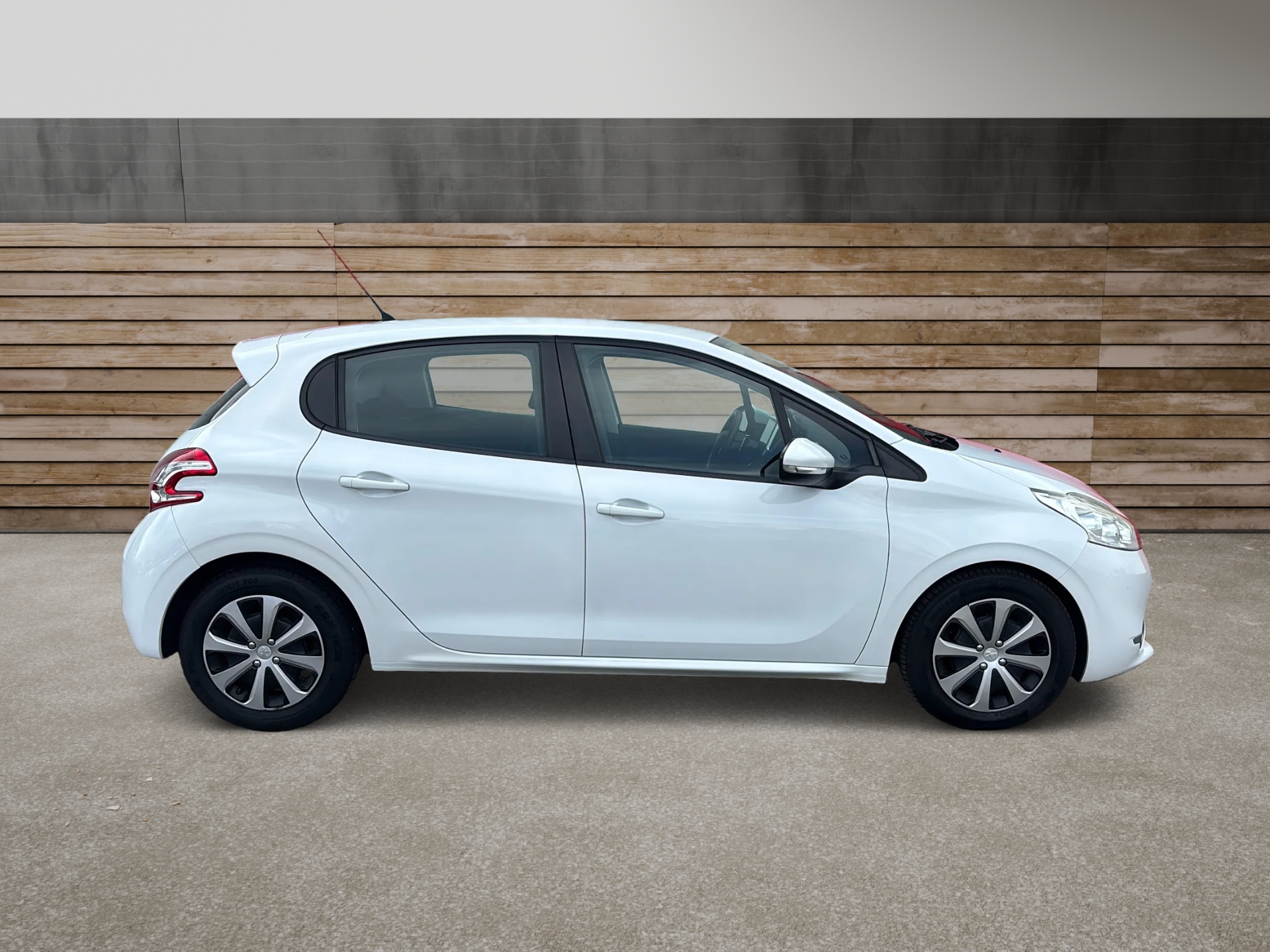PEUGEOT 208 1.4 e-HDi Active EGS5-image-2